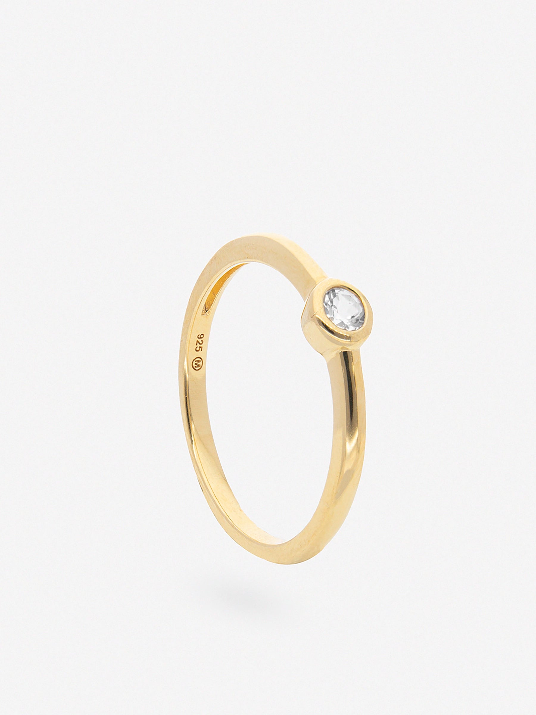 Anillo simple con detalle de Topacio Blanco en forma circular