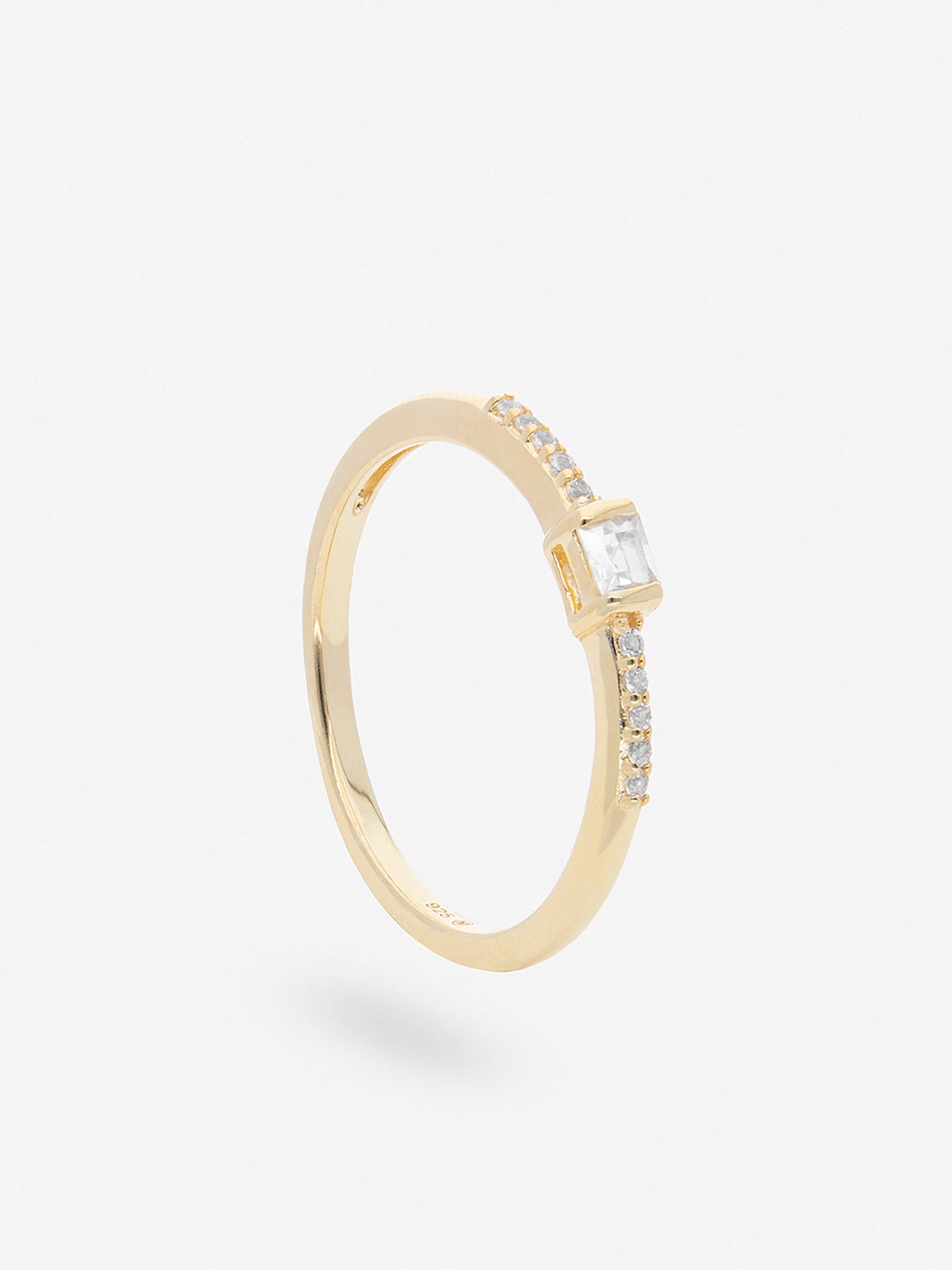 Anillo simple con detalle cuadrado y topacios blancos.