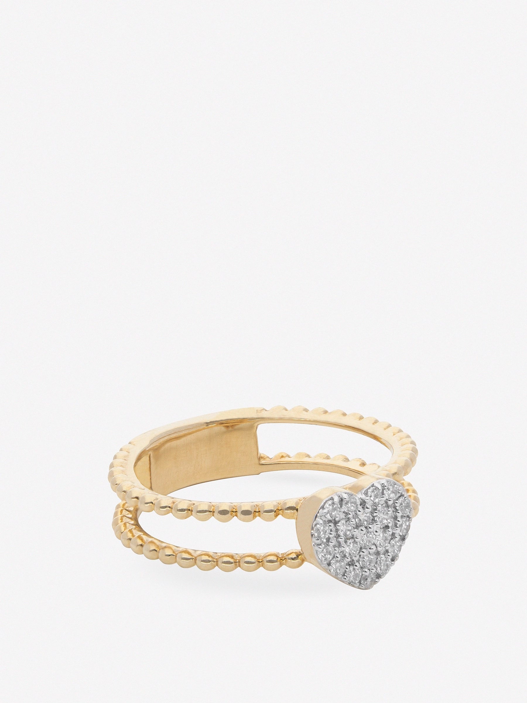 Anillo de plata chapado en oro con un corazón en el centro