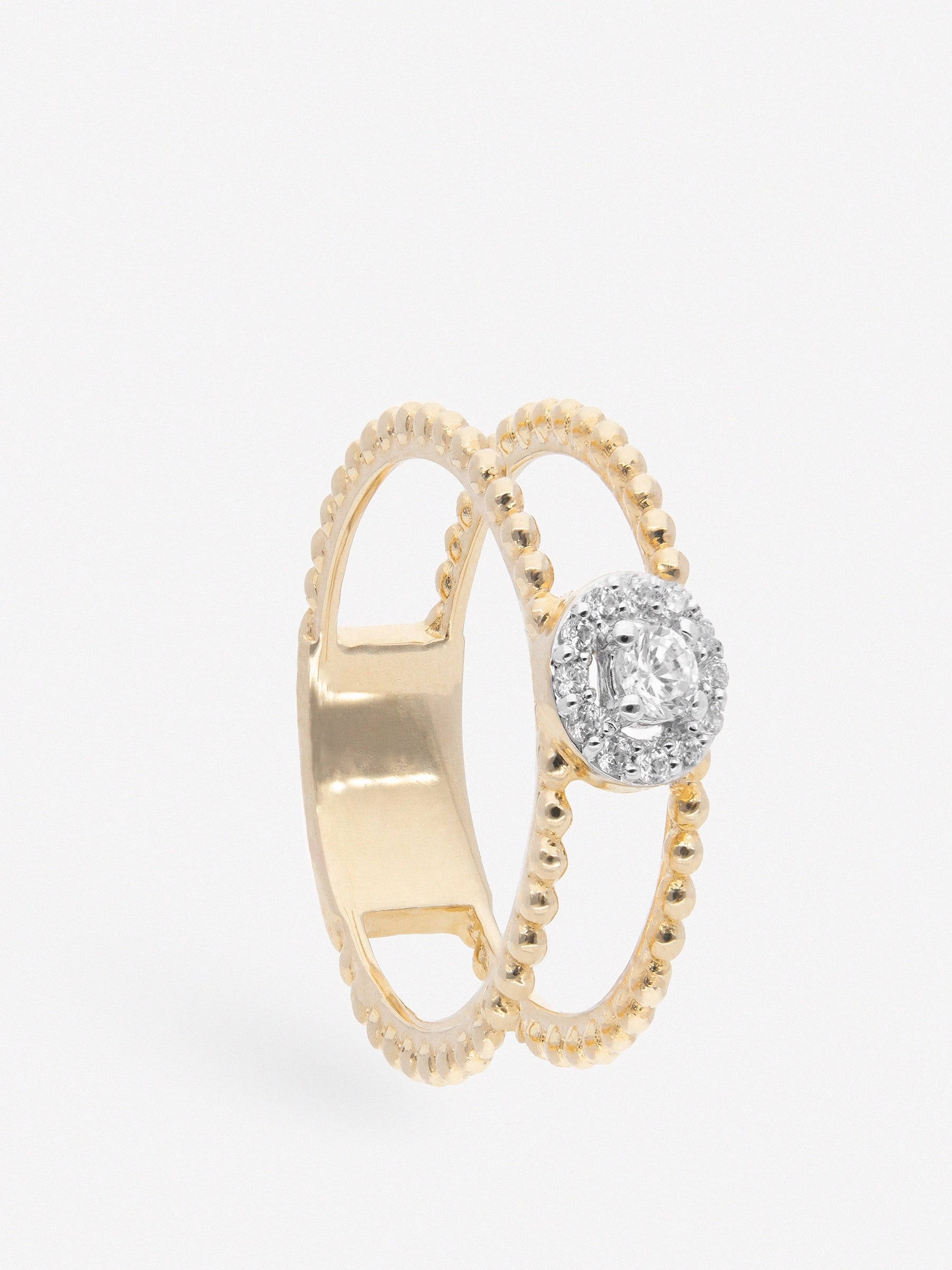 Anillo de plata abierto con círculo central de topacios blancos chapado en oro