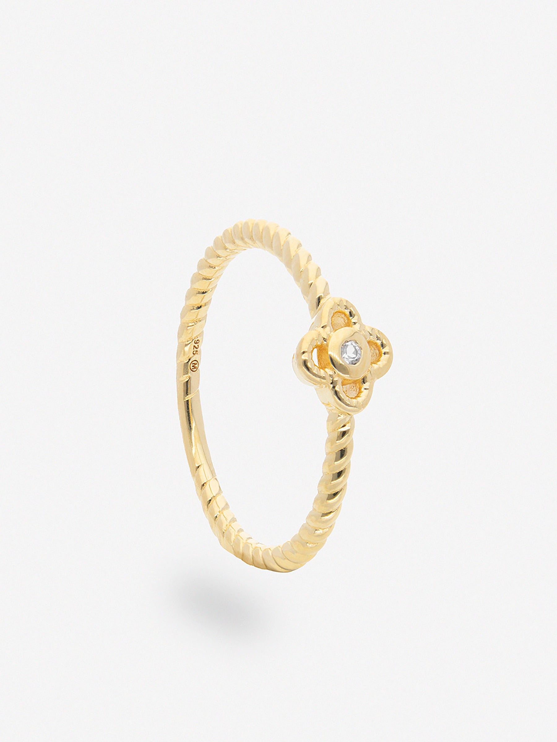 Anillo de plata pequeño con eje en espiral y detalle central de trébol con piedras de topacio blanco chapado en oro
