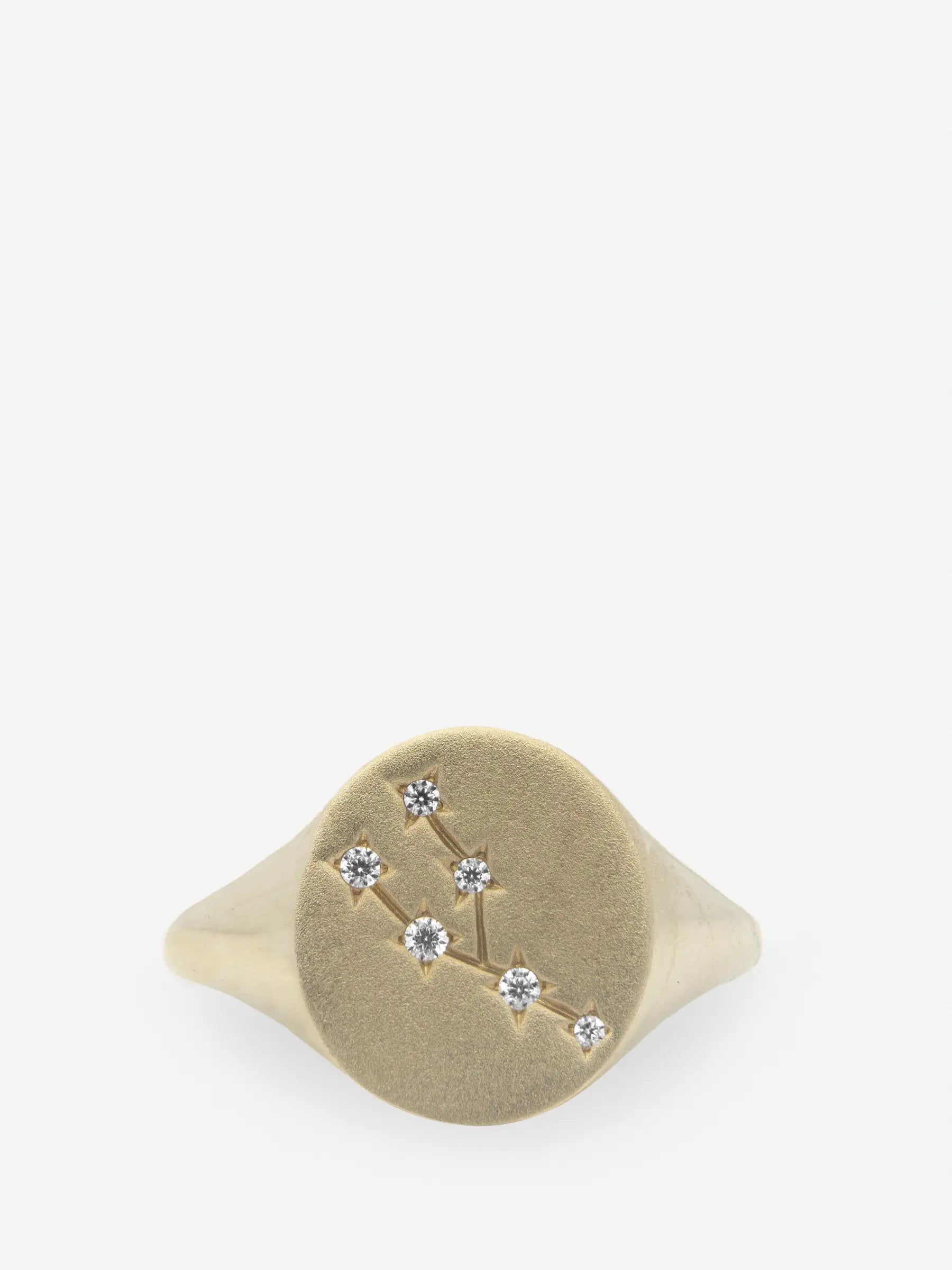 Anillo de plata esterlina con topacio blanco dibujando el signo zodiacal Tauro.