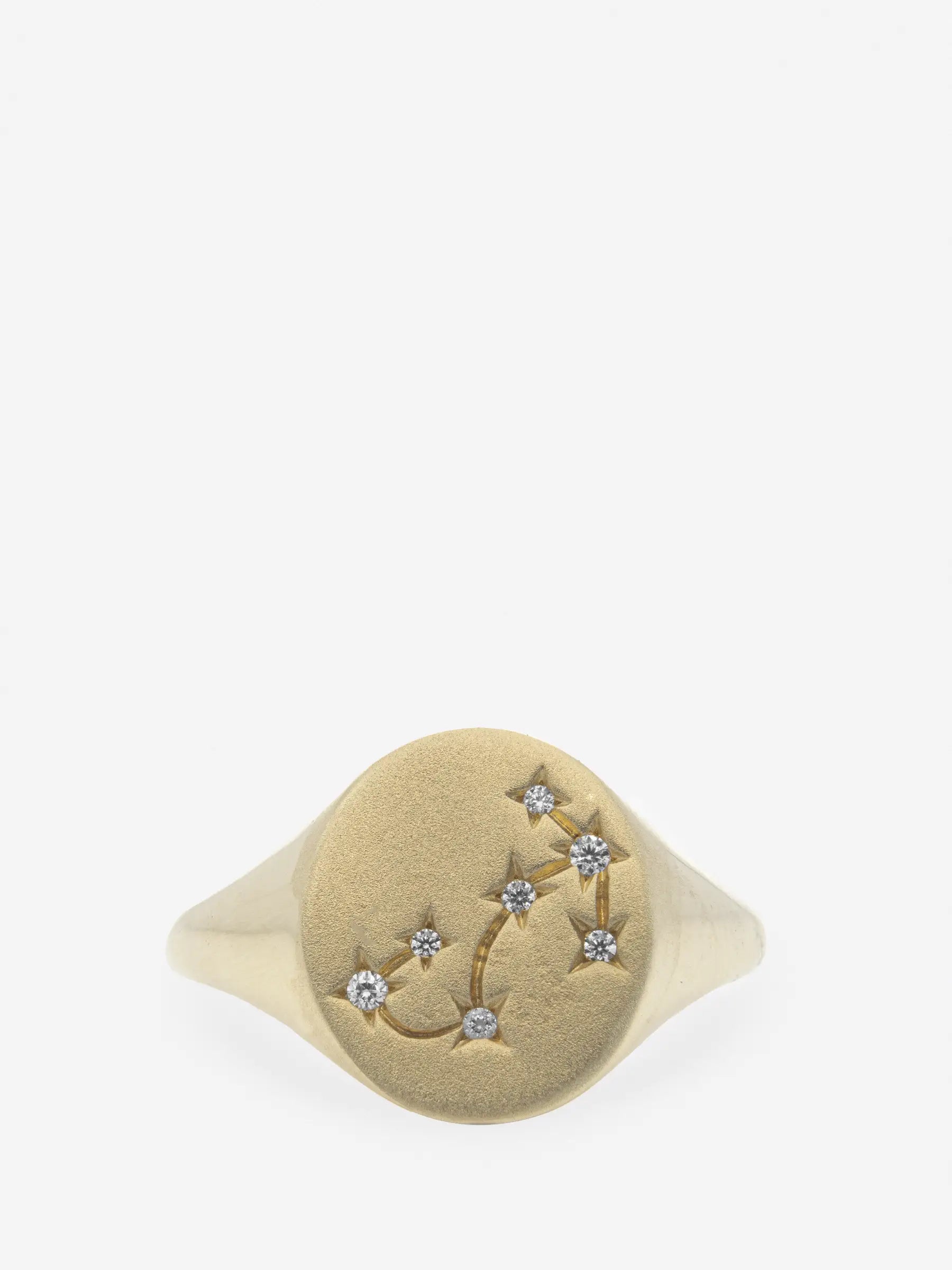 Anillo de plata esterlina con topacio blanco dibujando el signo zodiacal Escorpio.