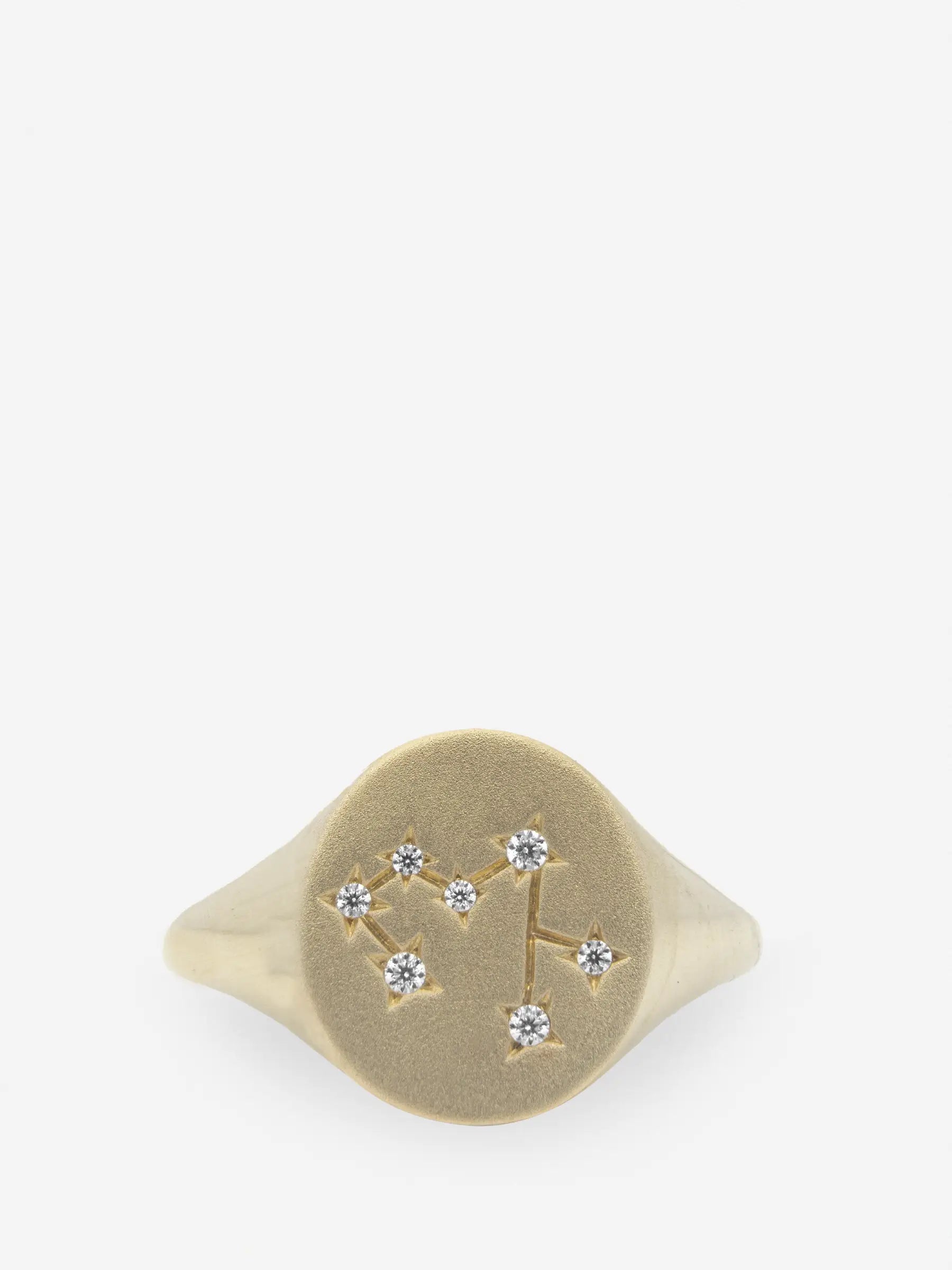 Anillo de plata esterlina con topacio blanco dibujando el signo zodiacal Sagitario.