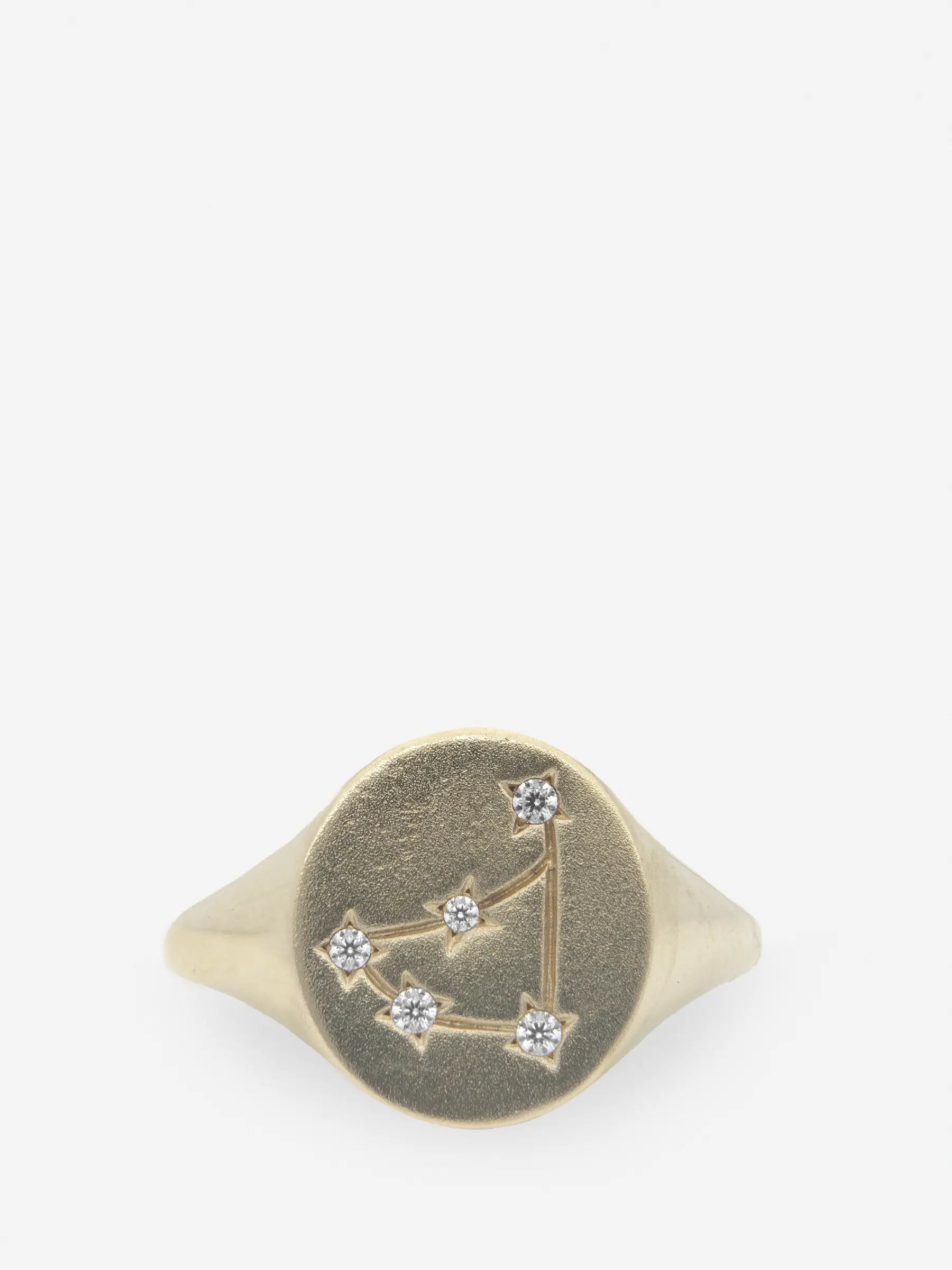 Anillo de plata esterlina con topacio blanco dibujando el signo zodiacal Capricornio.