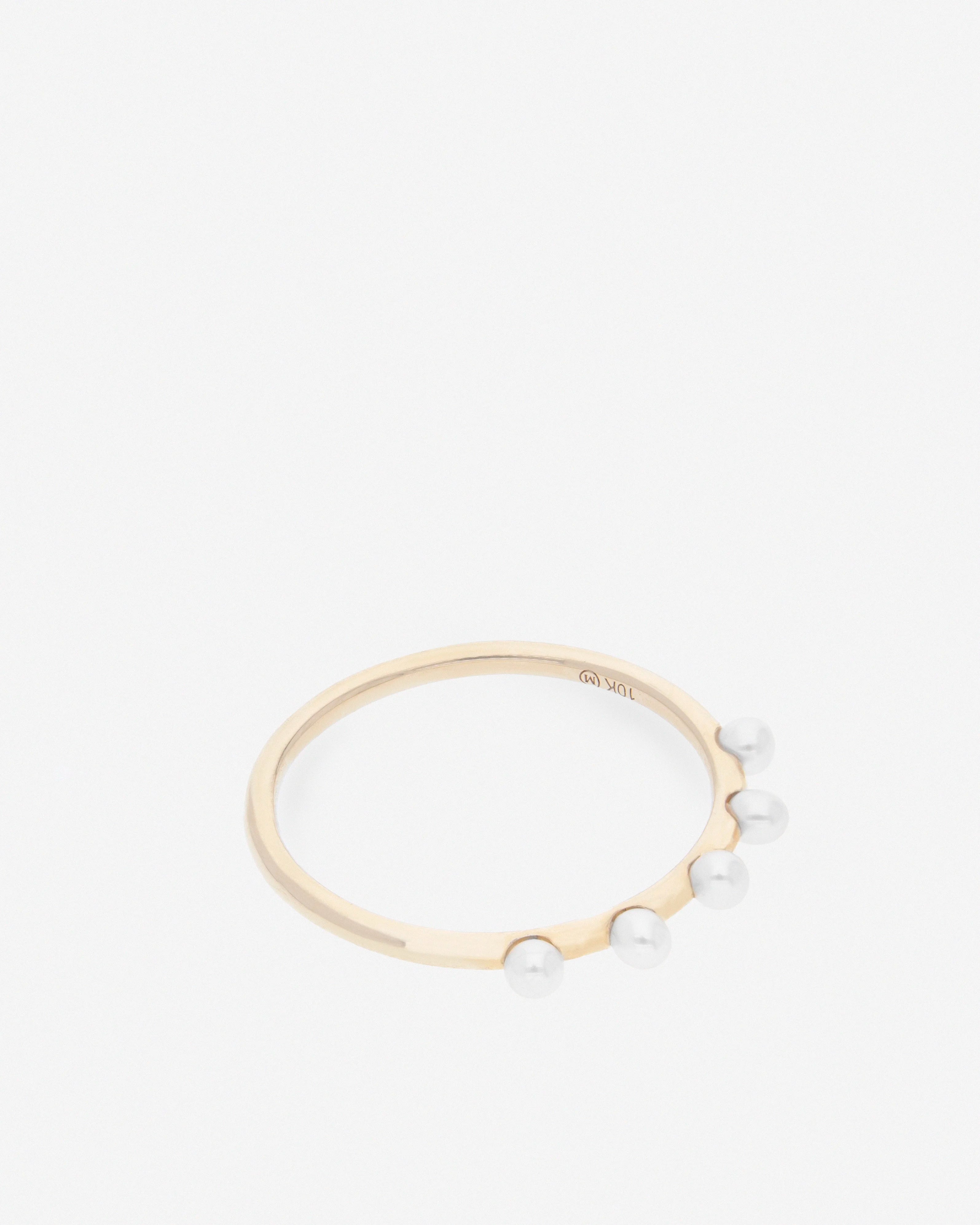 Anillo abierto de plata chapada en oro con topacio blanco y perlas