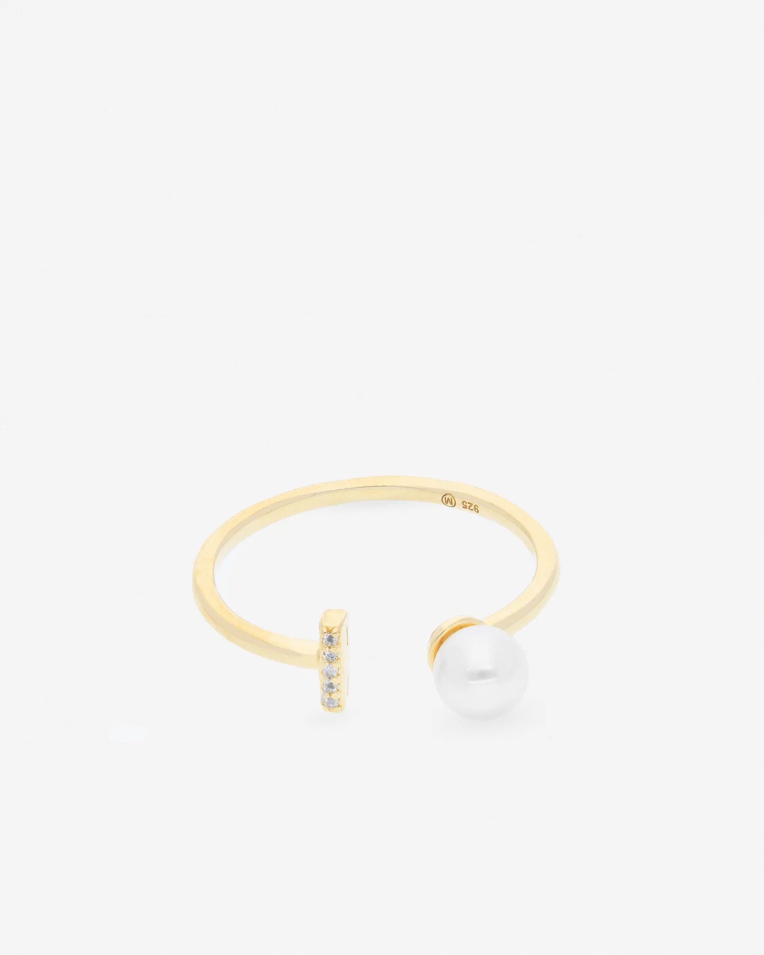 Anillo de plata chapada en oro. Aro abierto con una perla en uno de los extremos y una barra con cinco topacios en el otro.