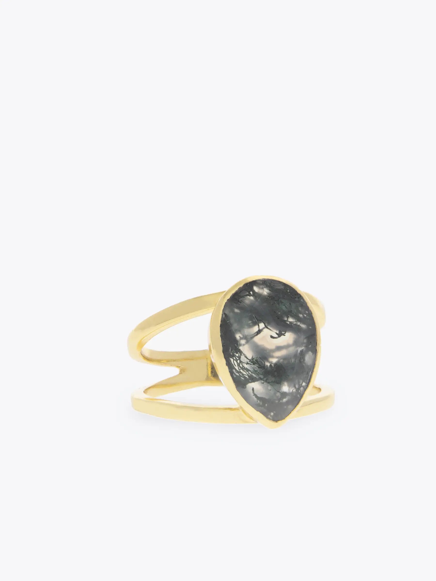 Anillo de plata chapado en oro con piedra ágata musgosa en forma de gota invertida.