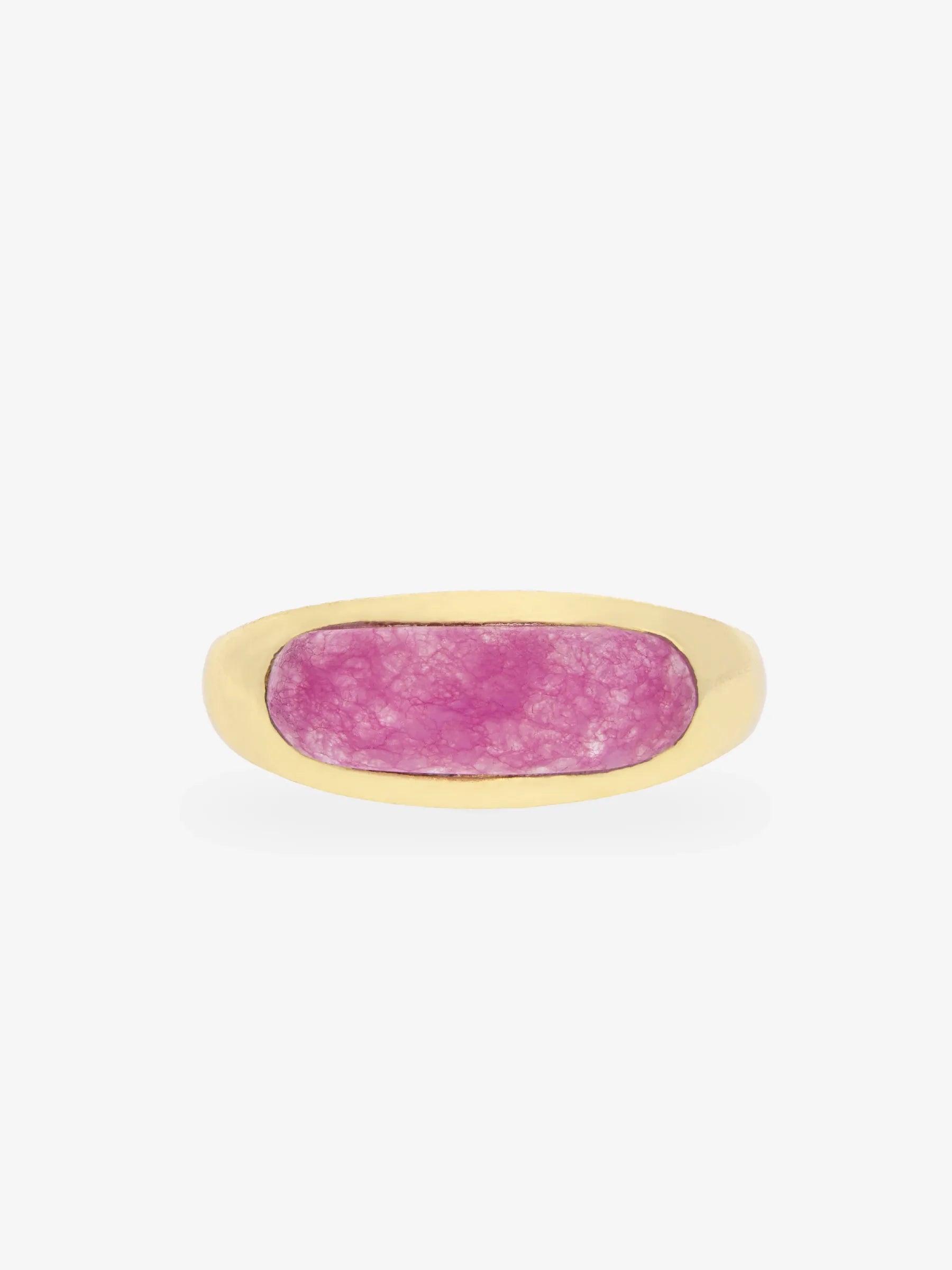 Anillo de plata chapado en oro con jade rosa de frente