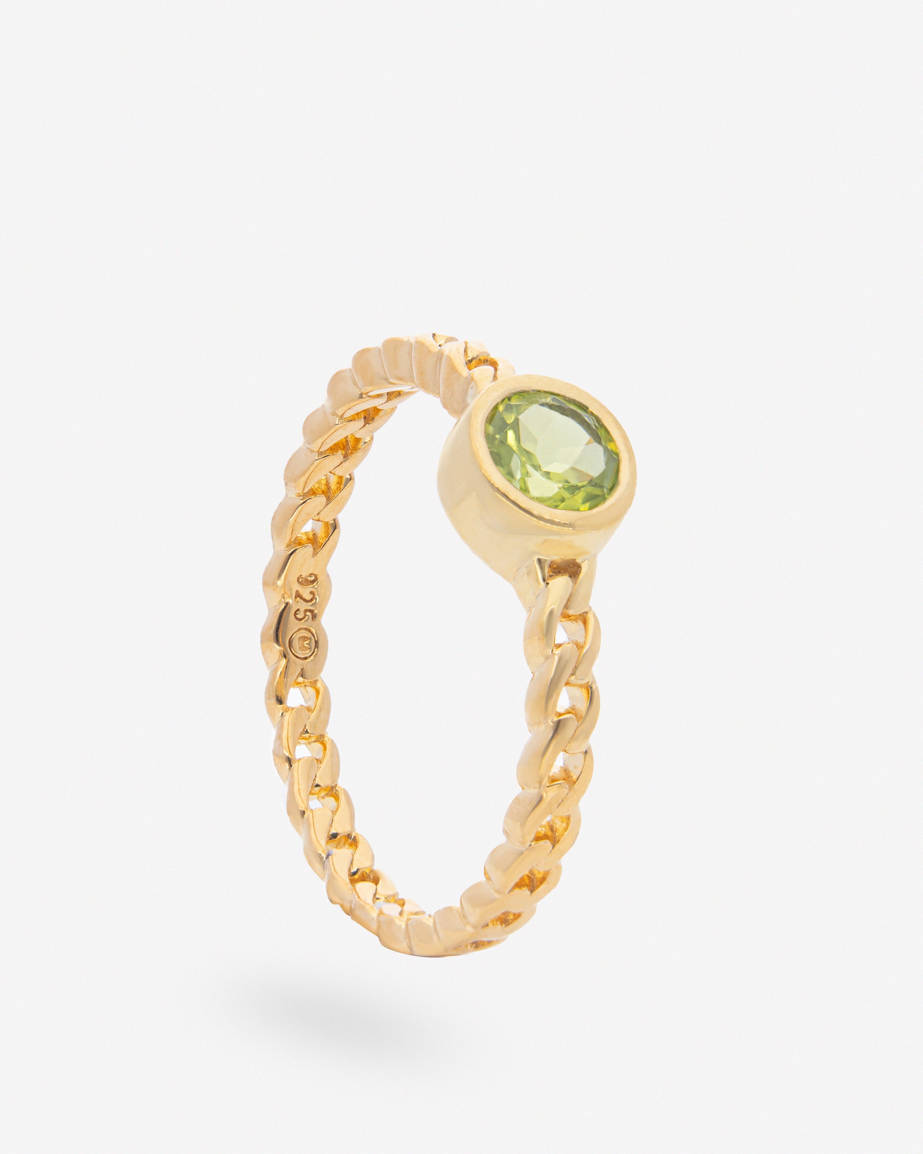 Anillo de plata chapado en oro con un peridoto circular en el centro