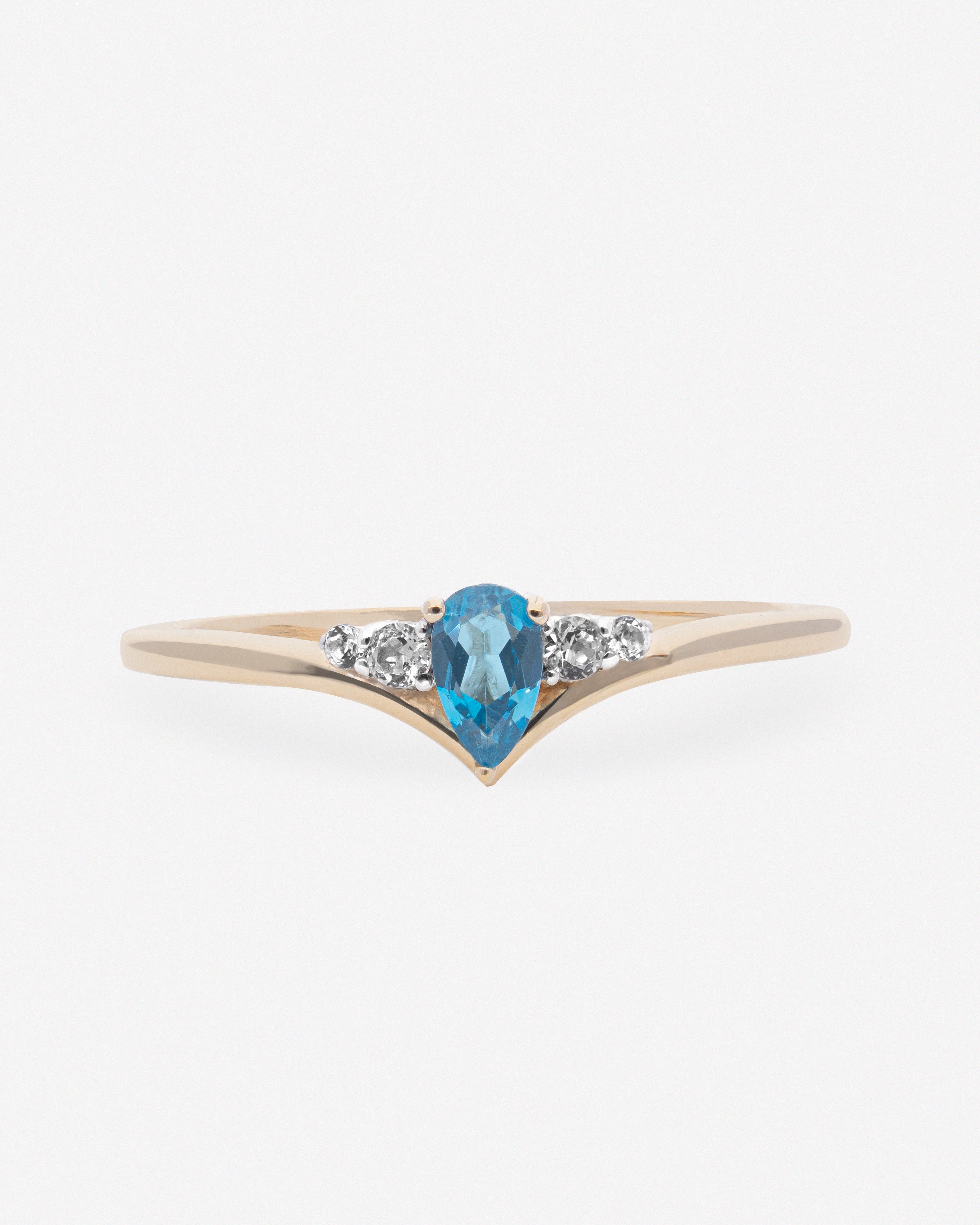 Anillo con piedra octagonal de Topacio Azul y Topacio blanco hecho en Plata chapado en oro.