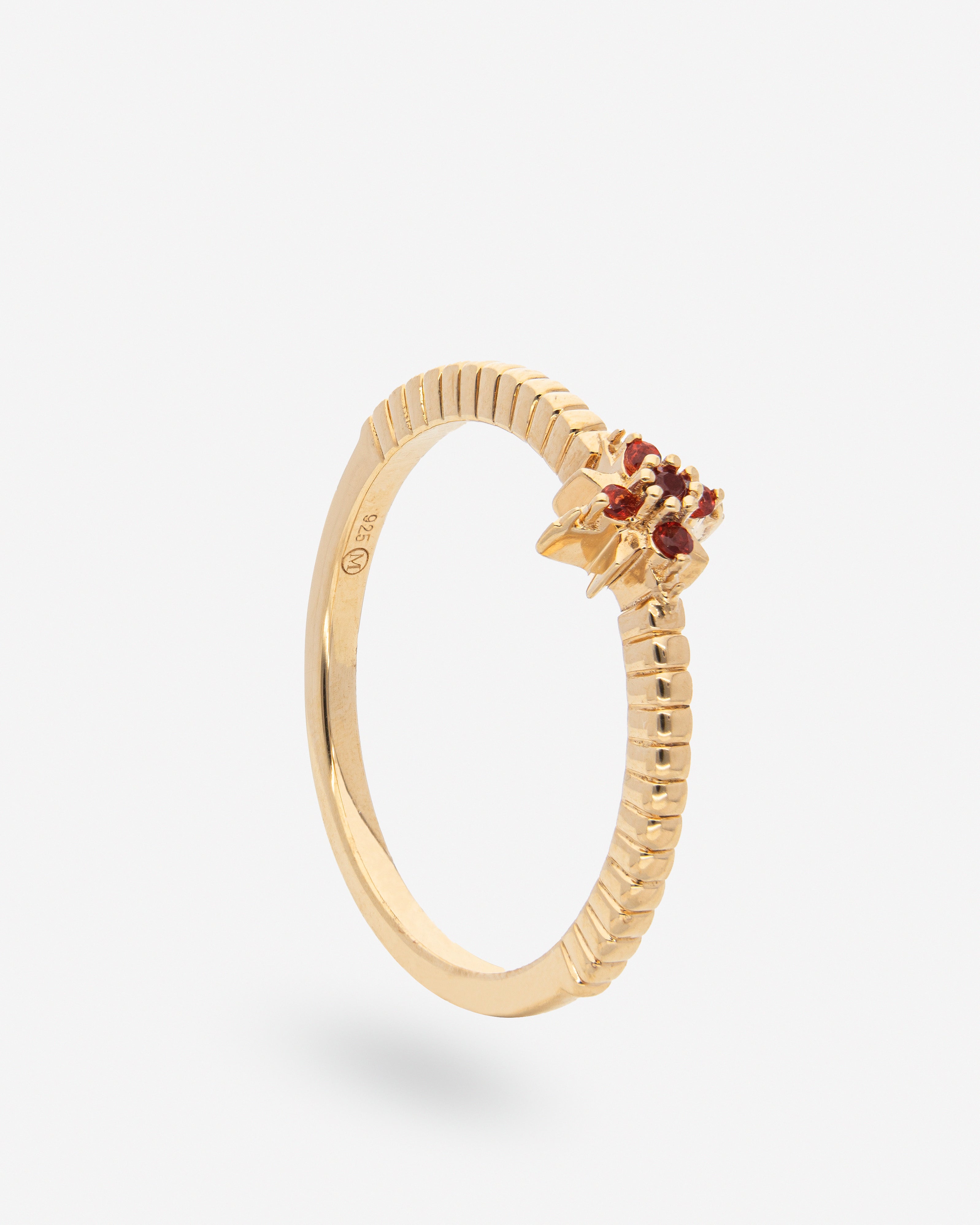 Anillo estrella de piedra granate en plata chapada en oro
