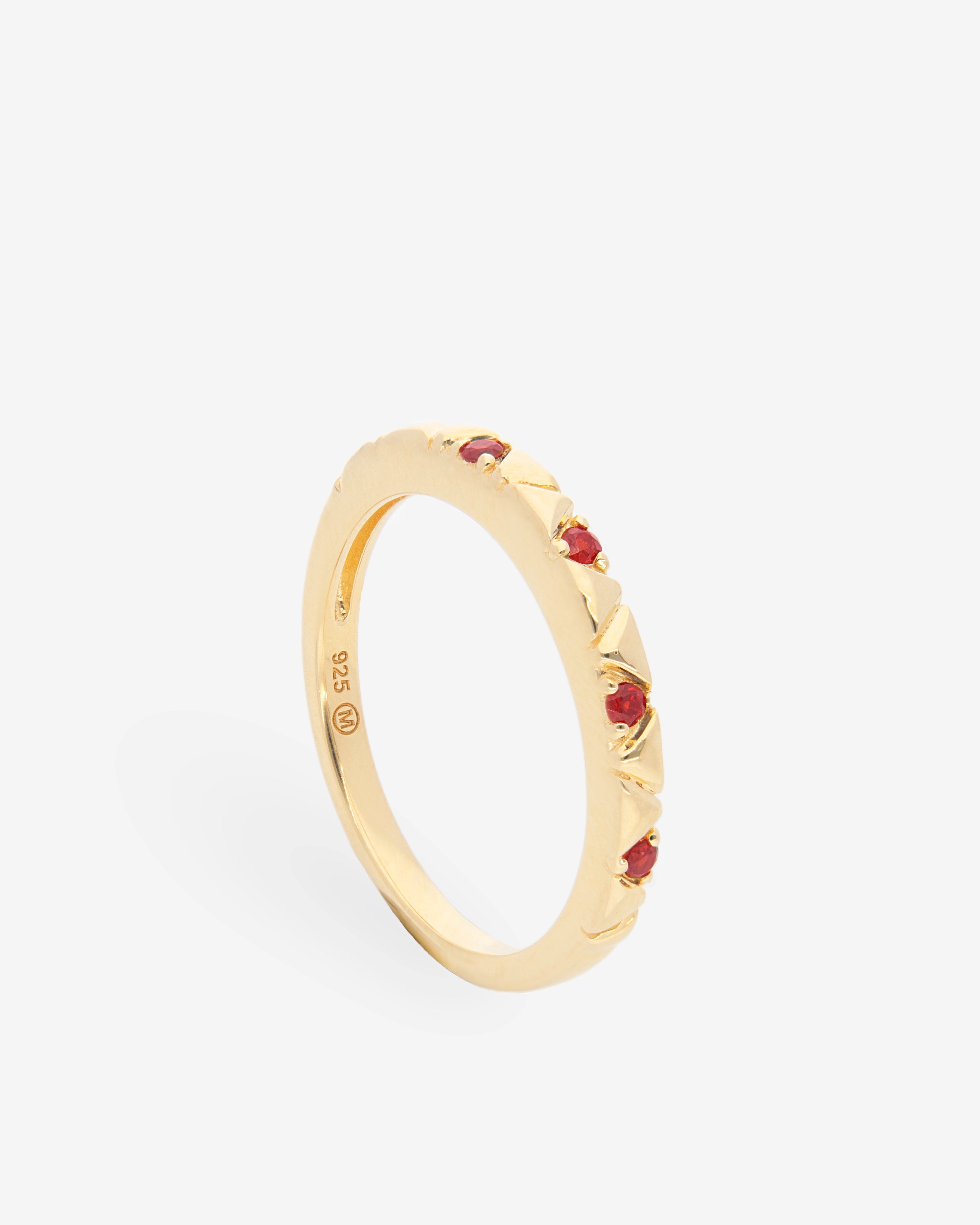 Anillo con piedras granates en plata chapada en oro