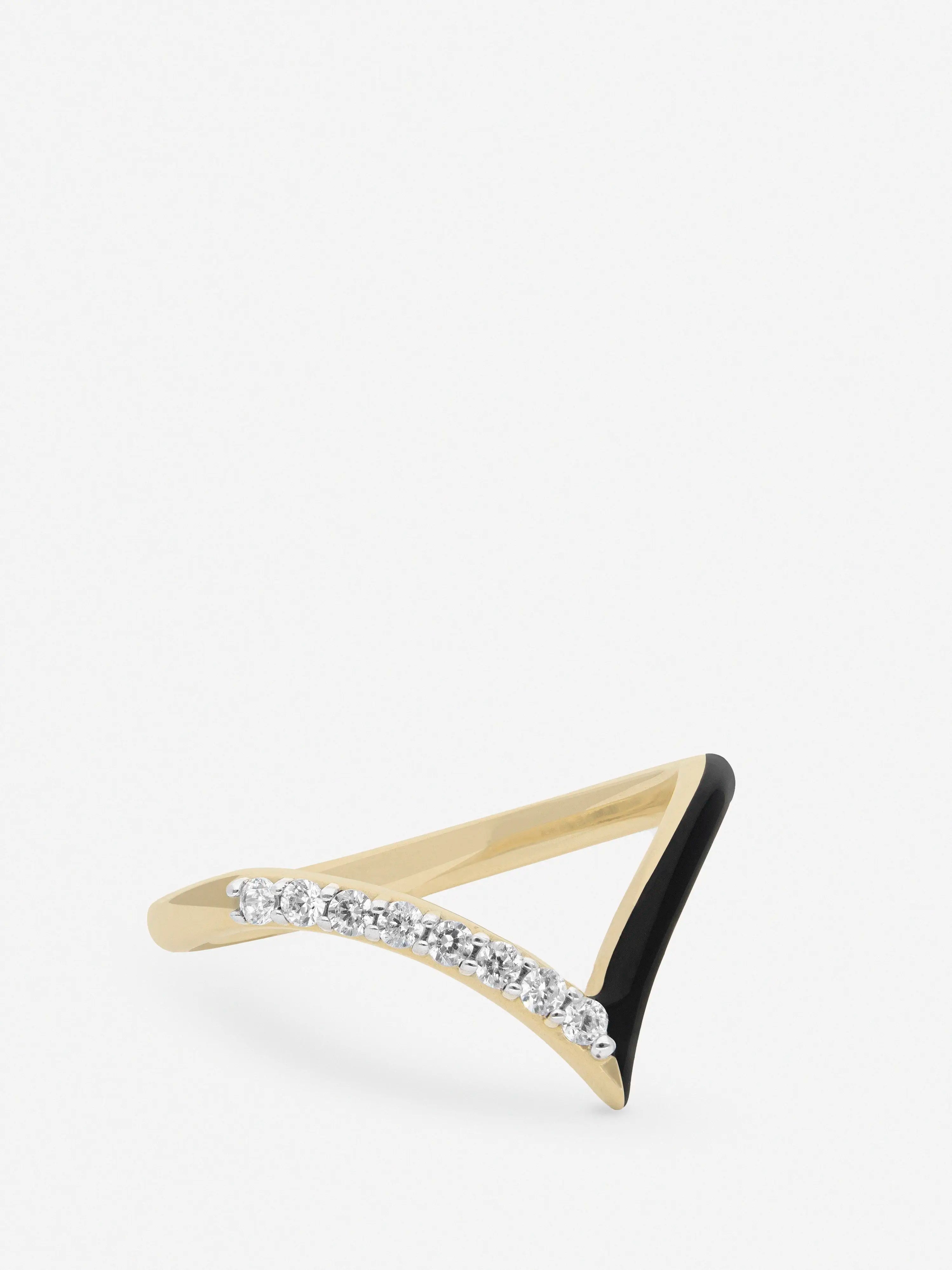 Anillo de plata chapado en oro con esmalte negro y topacios blancos formando un triangulo invertido