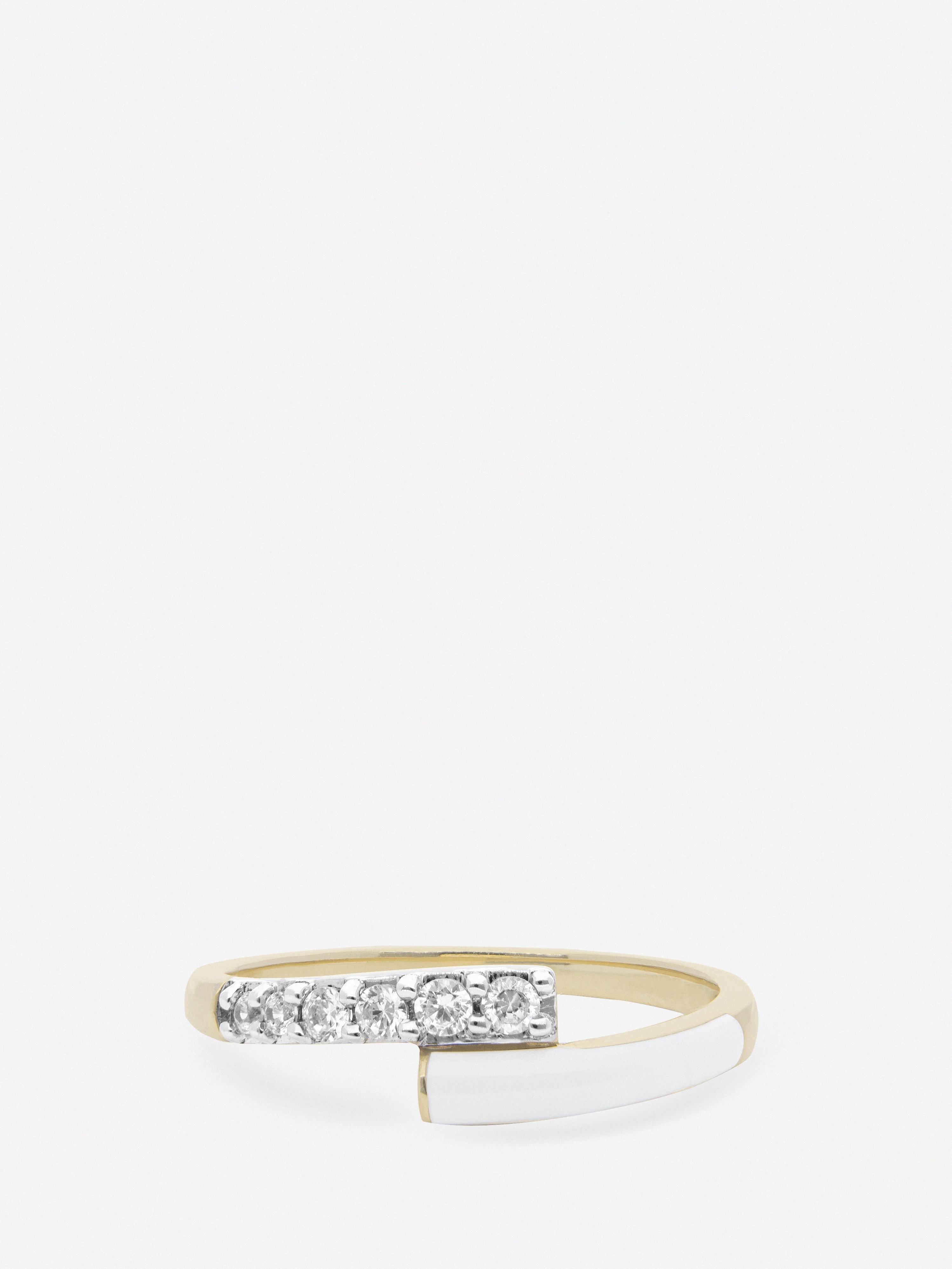 Anillo con diseño bypass combinado con esmalte blanco y topacios blancos