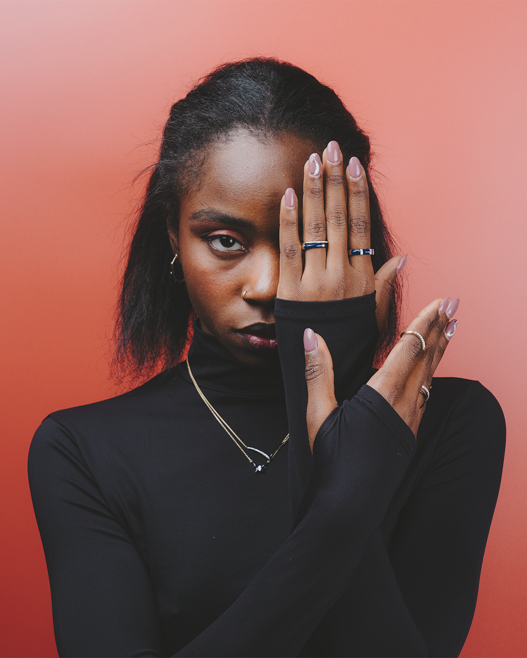 Modelo enseñando varios anillos de la colección