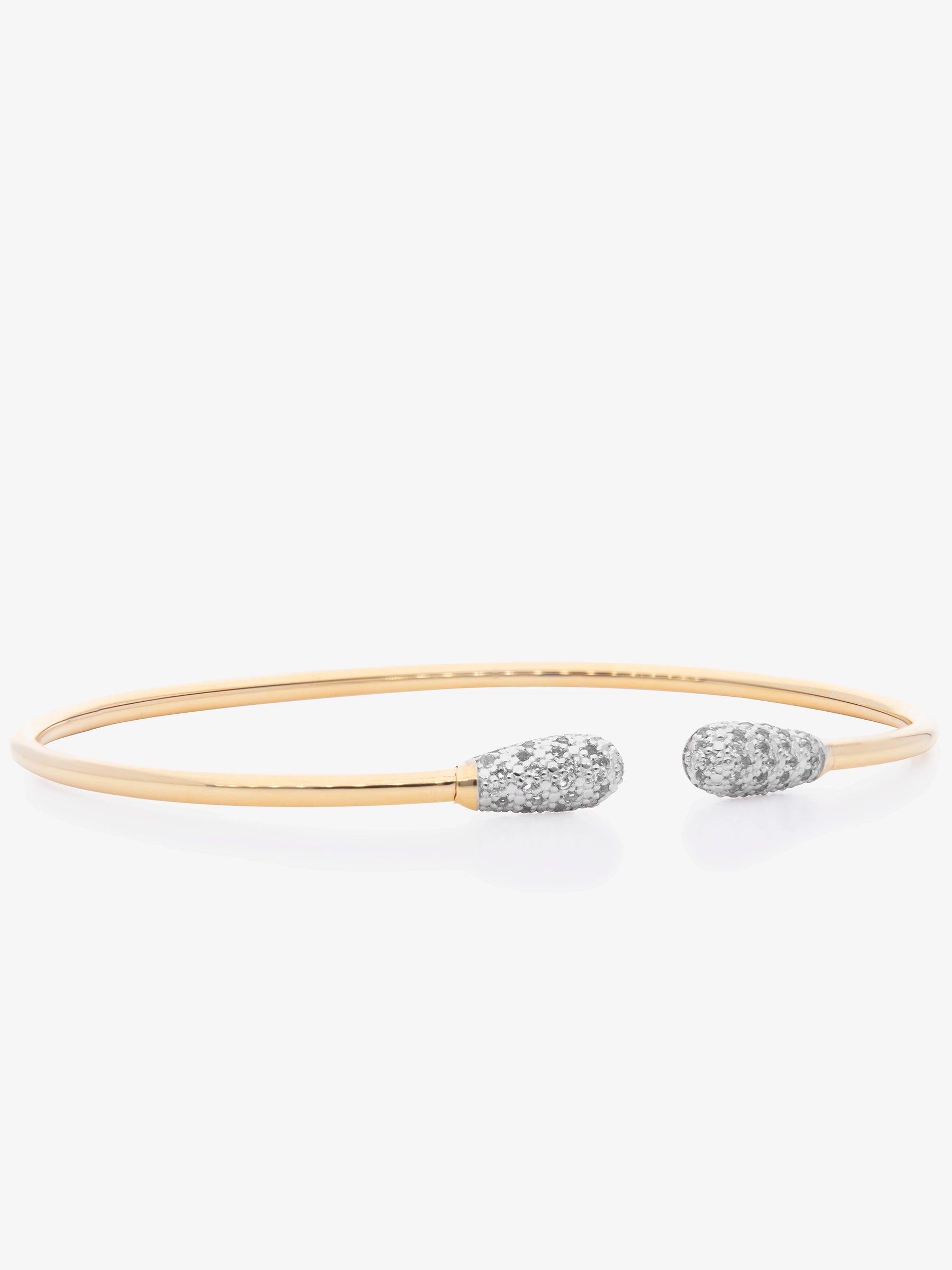Brazalete abierto con extremos en forma de gota cubiertos de topacios blancos.