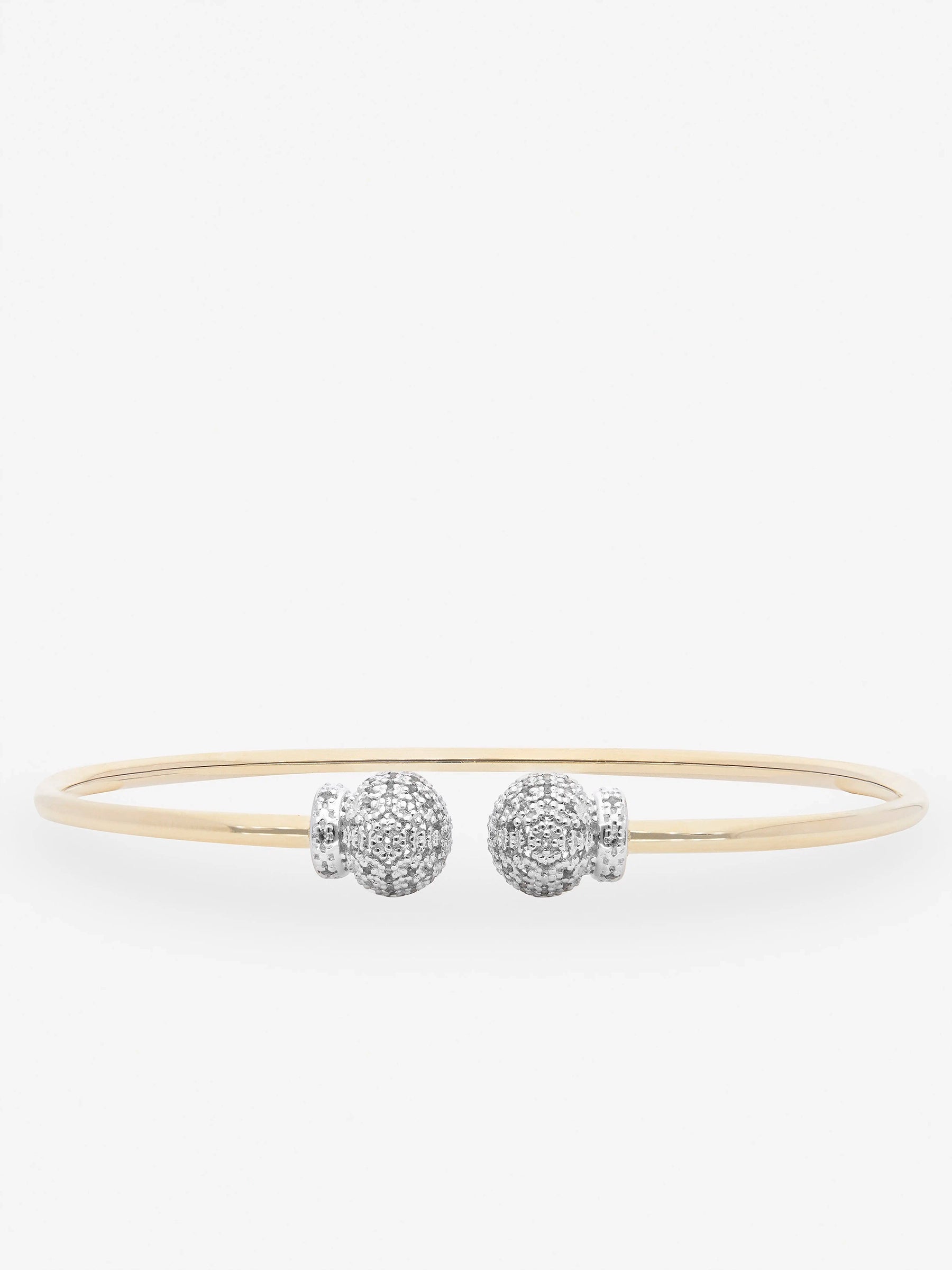 Brazalete abierto con extremos redondos cubiertos de topacios blancos de frente.