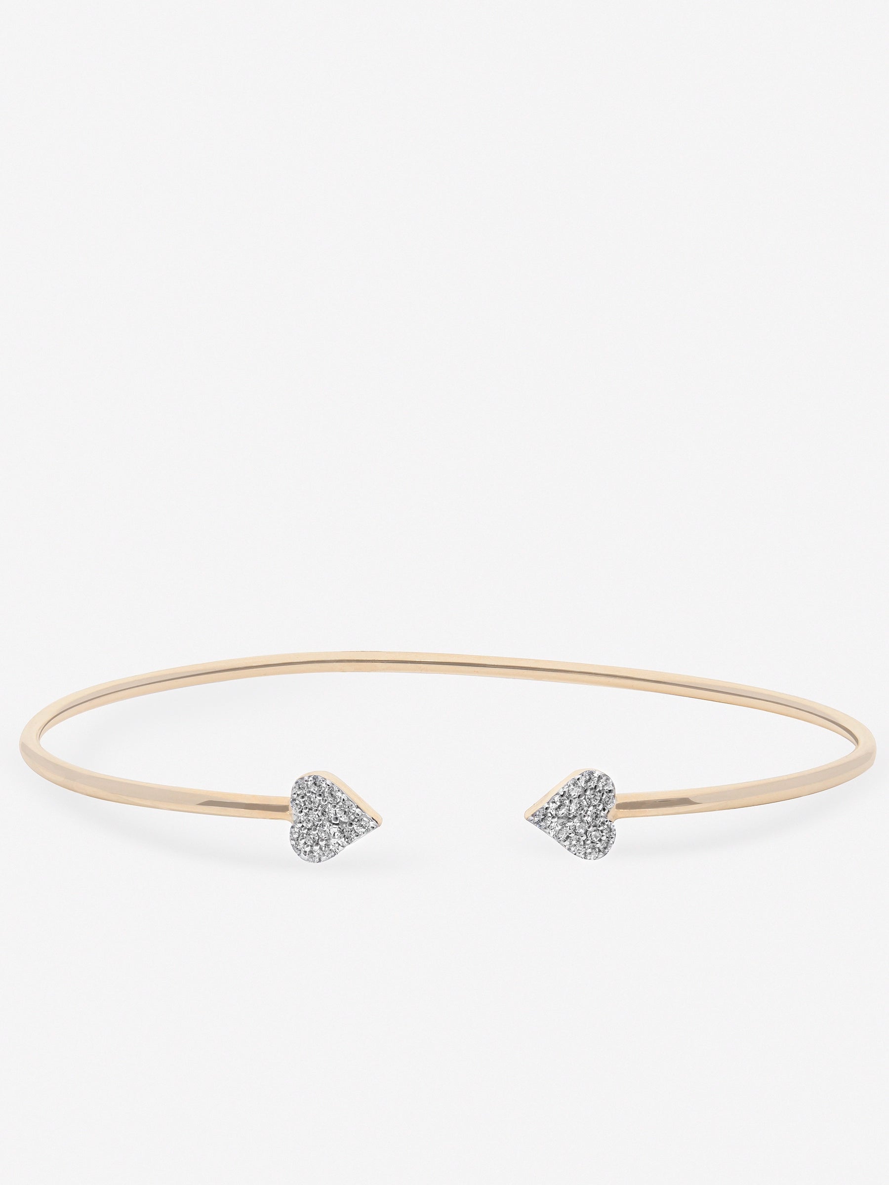 Brazalete abierto con extremos en forma de corazón cubiertos de topacios blancos de frente.