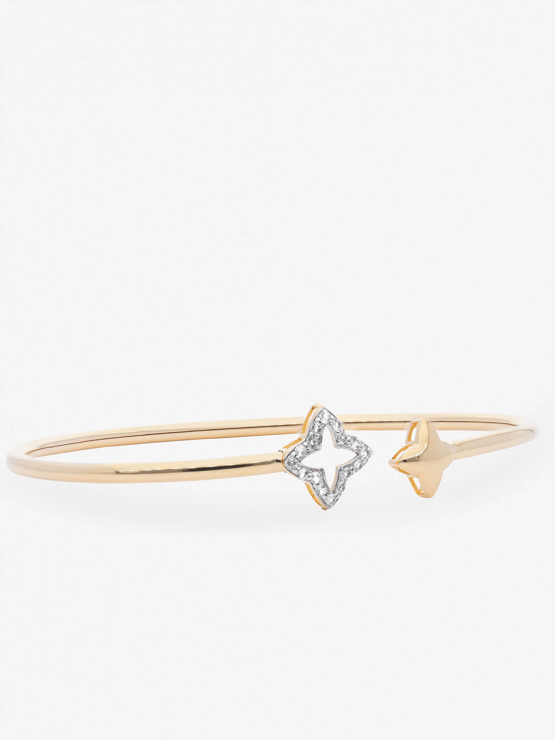 Brazalete abierto con extremos en forma de trébol cubiertos de topacios blancos de frente.