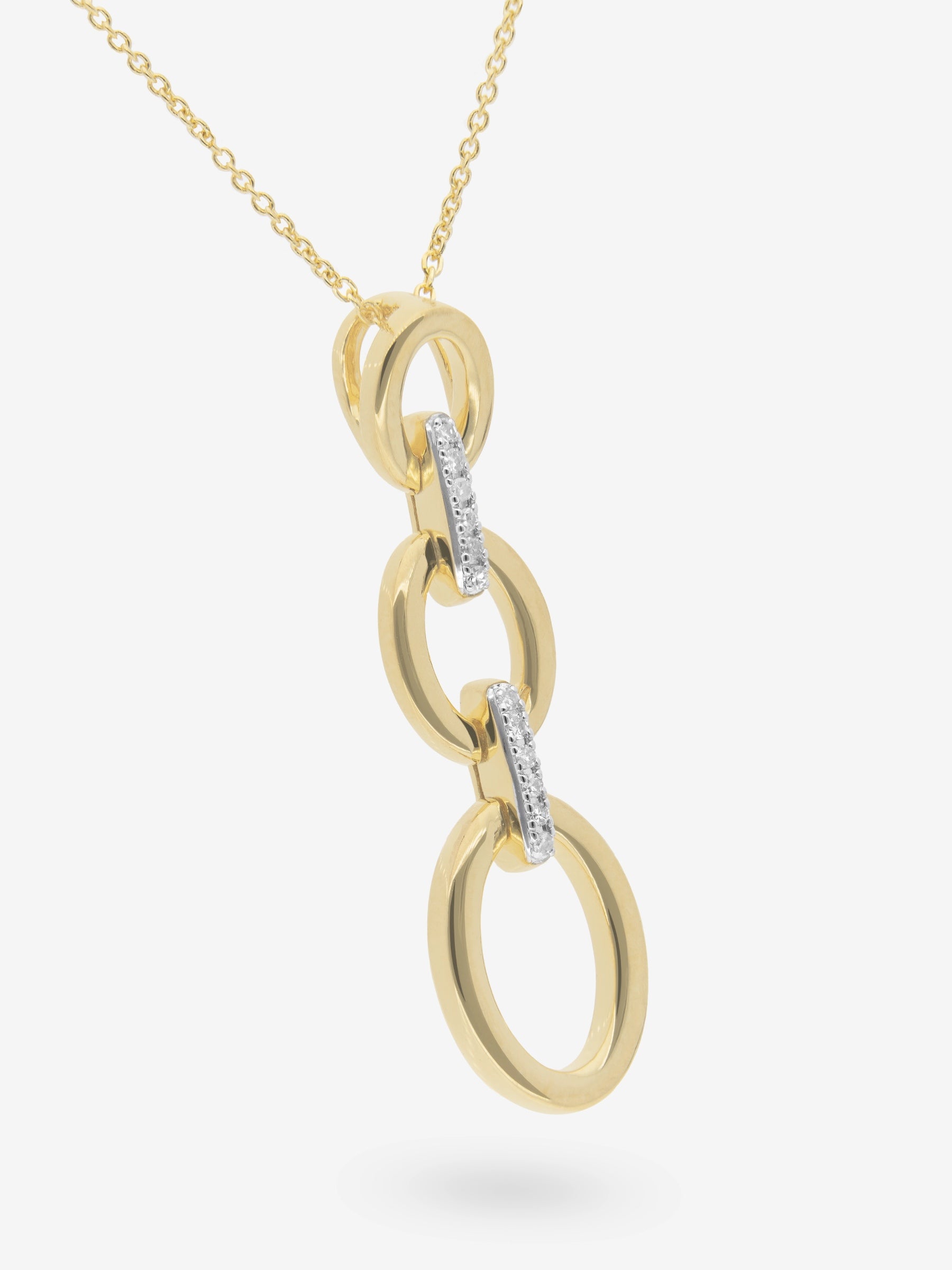 Colgante de plata bañado en oro con tres aros y diamantes