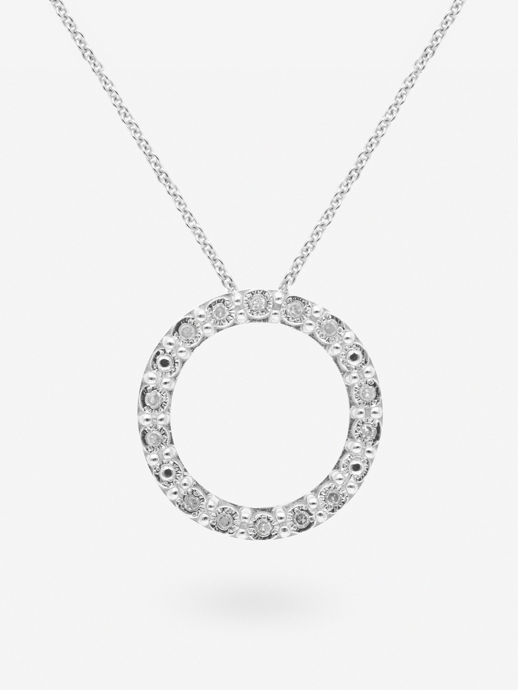 Colgante de plata con aro de diamantes