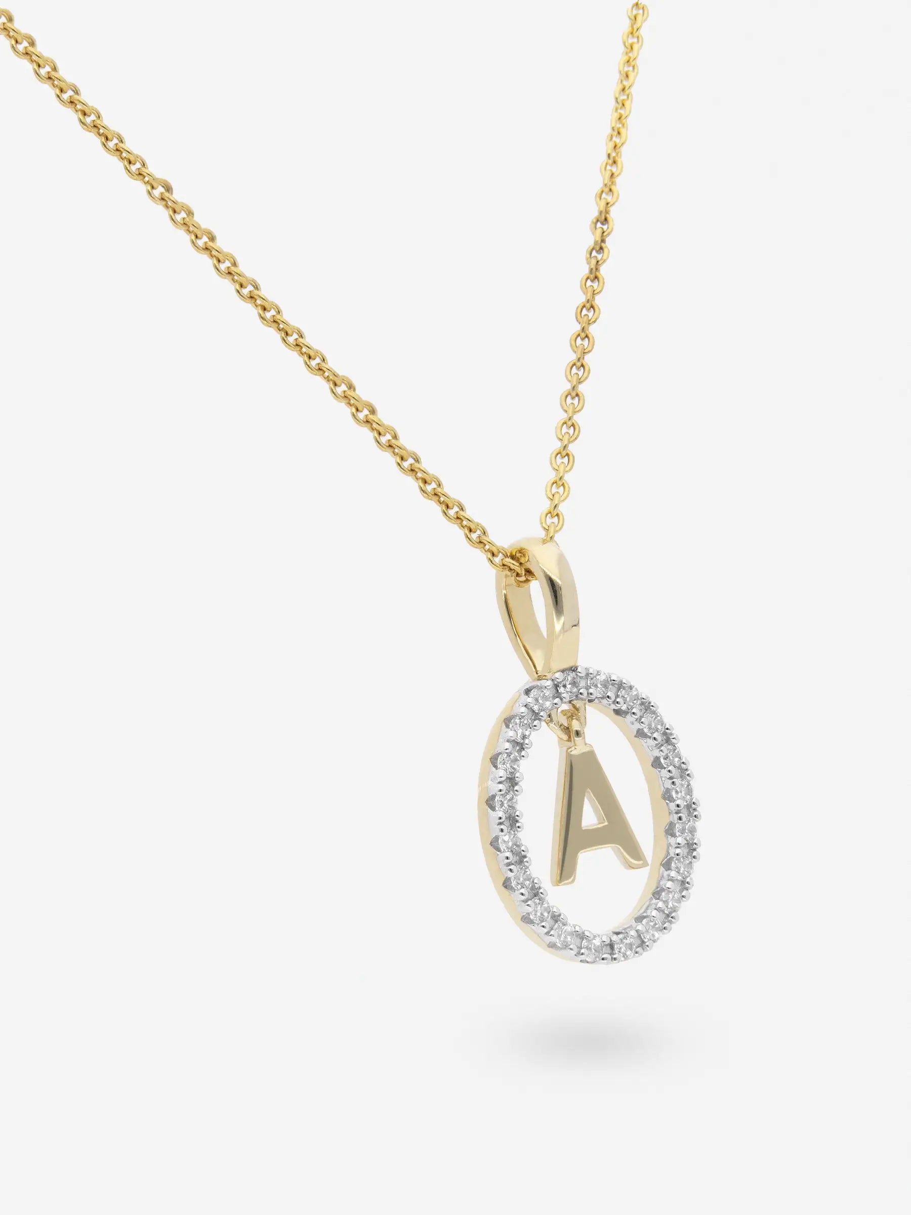 Collar realizado en plata chapada en oro amarillo con la inicial A dentro de un circulo de topacios blancos