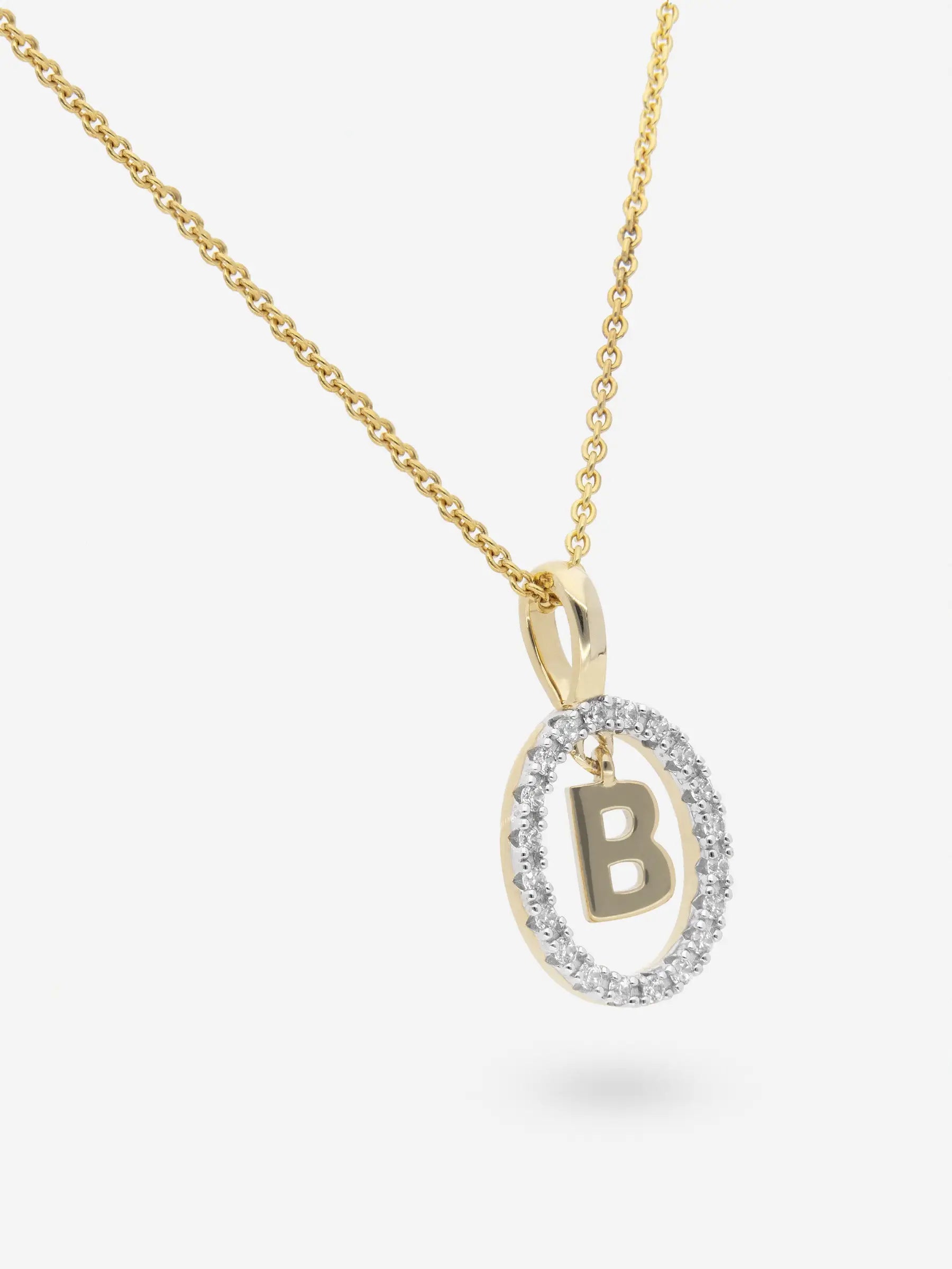 Collar realizado en plata chapada en oro amarillo con la inicial B dentro de un circulo de topacios blancos