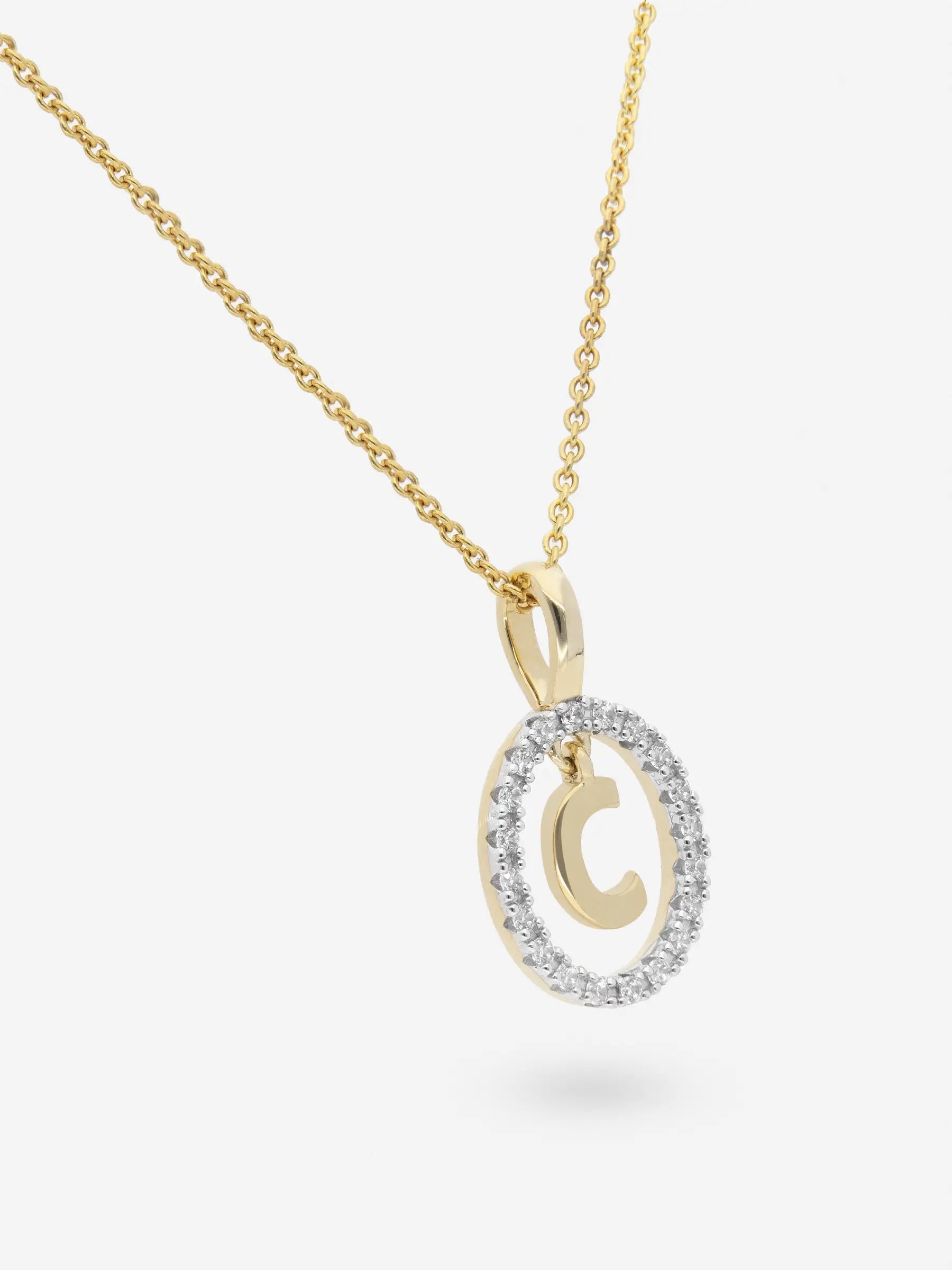 Collar realizado en plata chapada en oro amarillo con la inicial C dentro de un circulo de topacios blancos
