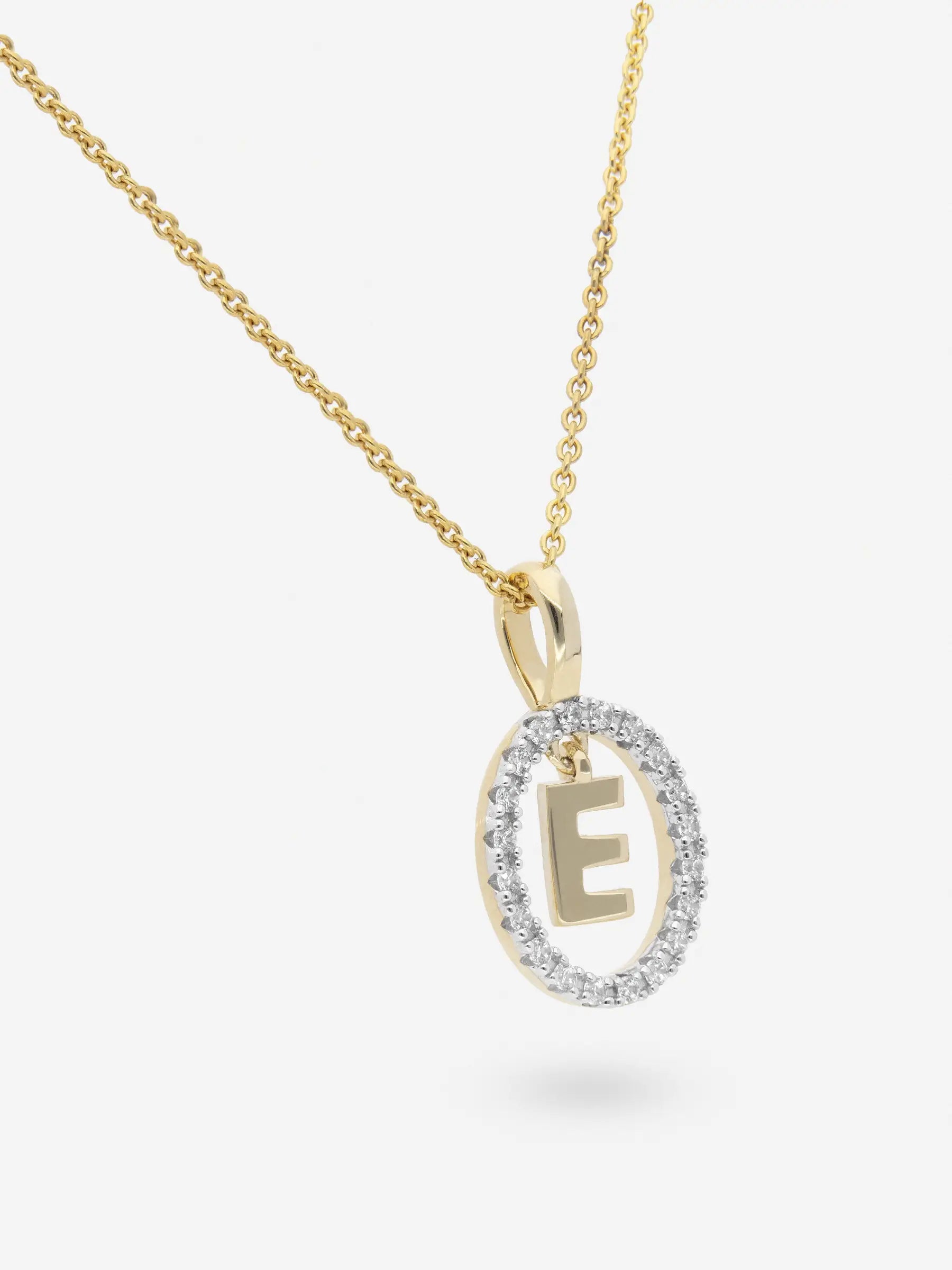 Collar realizado en plata chapada en oro amarillo con la inicial E dentro de un circulo de topacios blancos