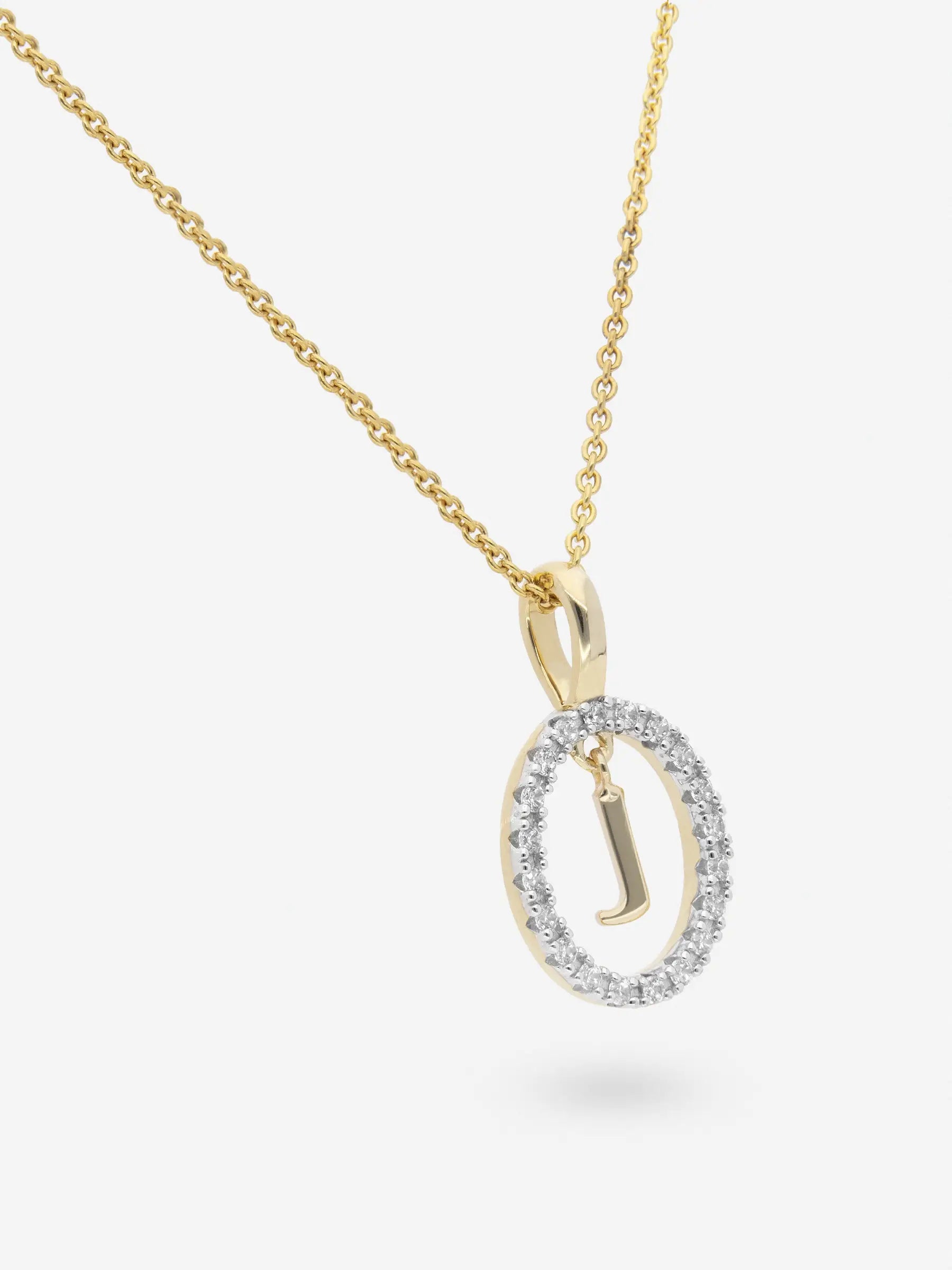 Collar realizado en plata chapada en oro amarillo con la inicial J dentro de un circulo de topacios blancos