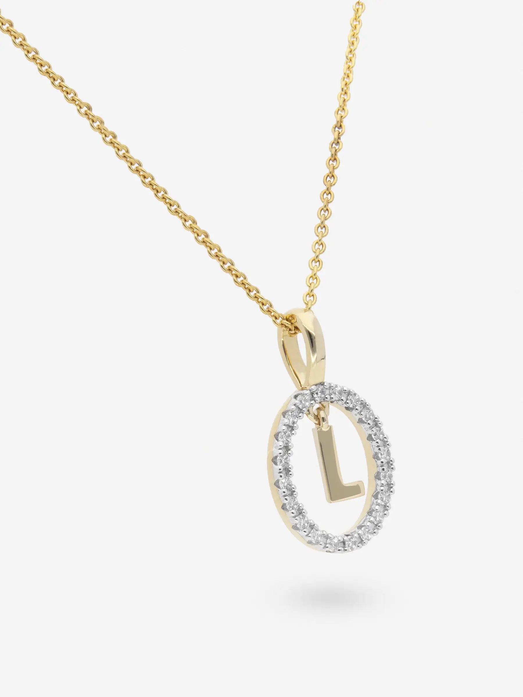 Collar realizado en plata chapada en oro amarillo con la inicial L dentro de un circulo de topacios blancos