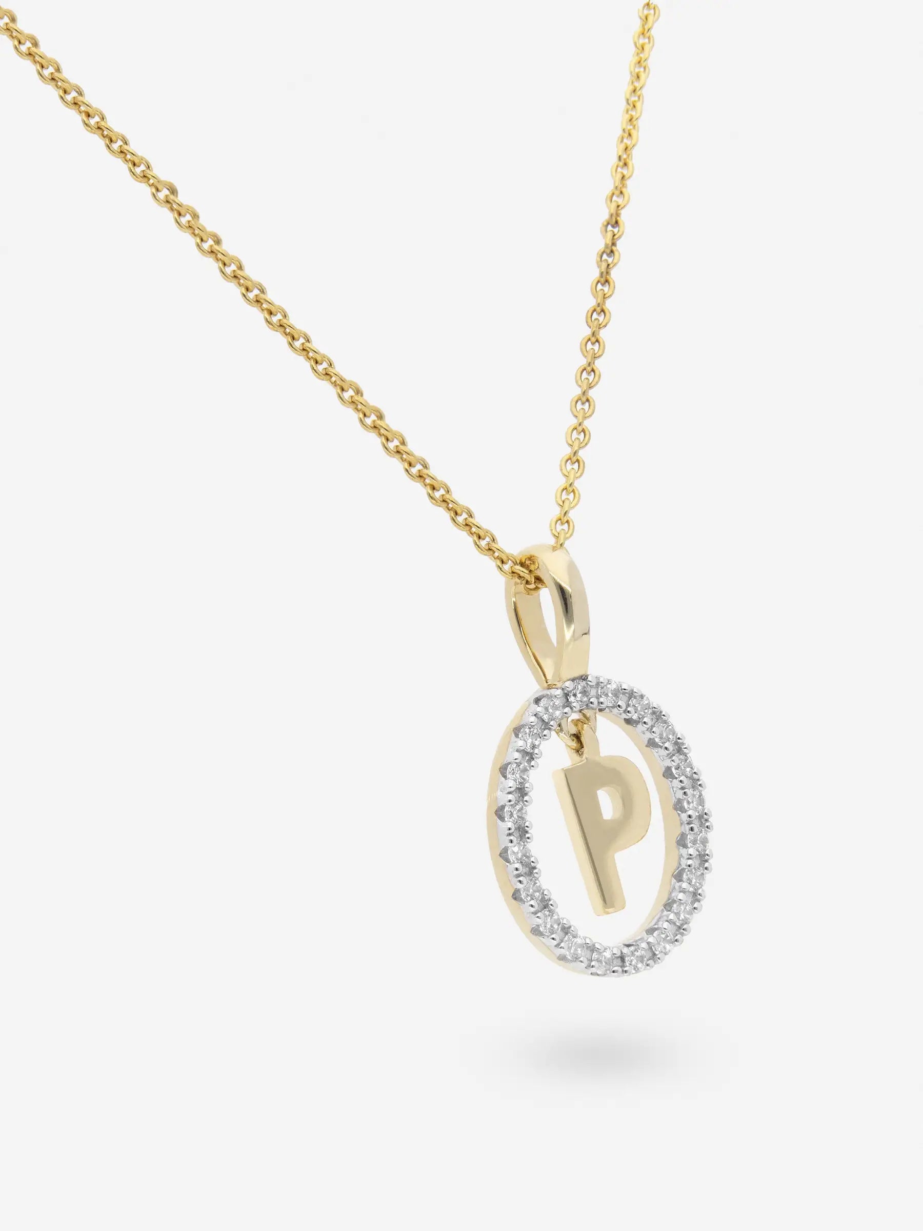 Collar realizado en plata chapada en oro amarillo con la inicial P dentro de un circulo de topacios blancos