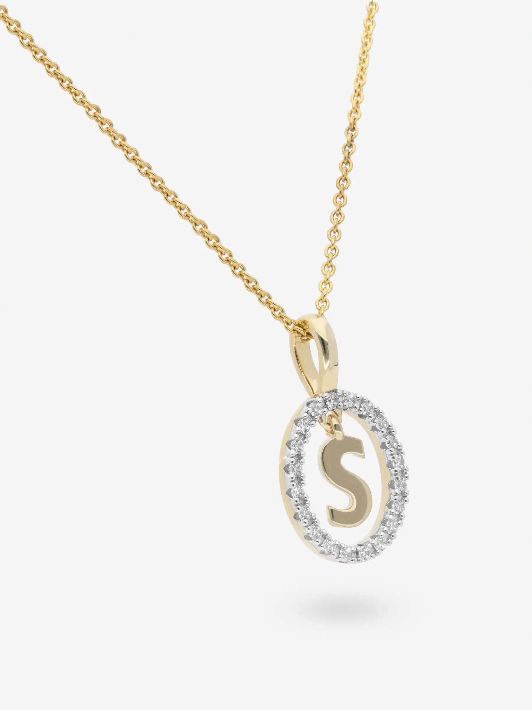 Collar realizado en plata chapada en oro amarillo con la inicial S dentro de un circulo de topacios blancos