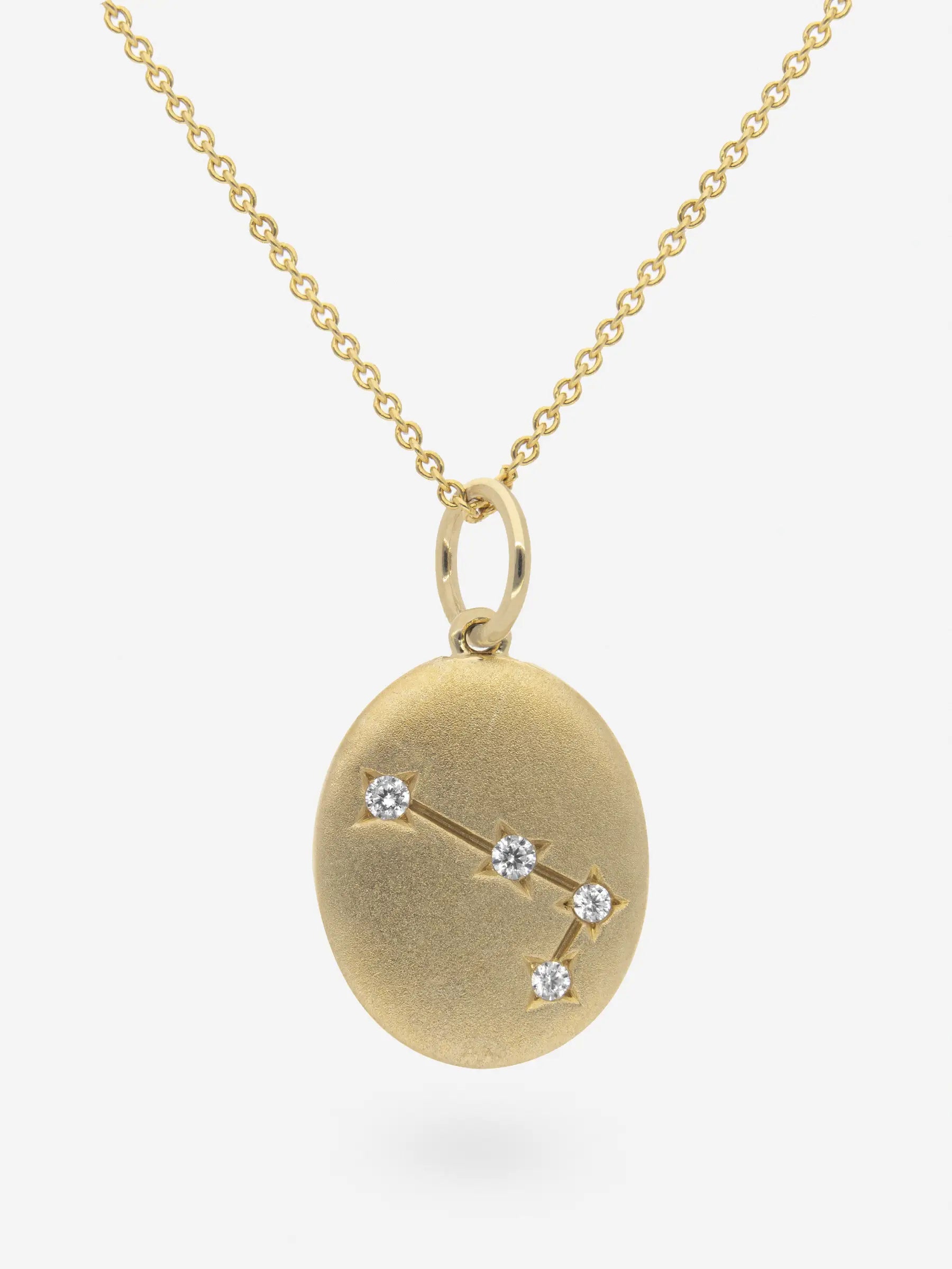 Colgante de plata esterlina con topacio blanco dibujando el signo zodiacal Aries.