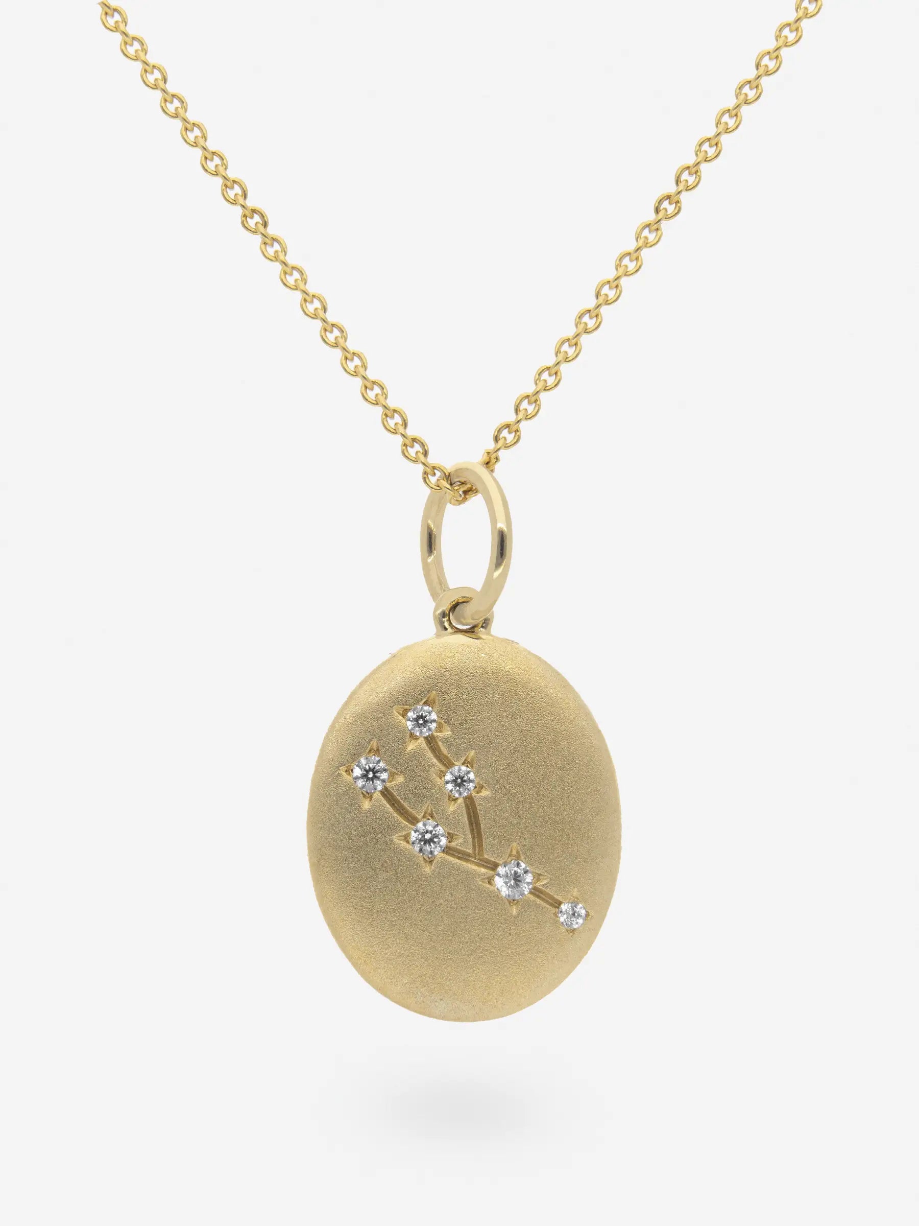 Colgante de plata esterlina con topacio blanco dibujando el signo zodiacal Tauro.