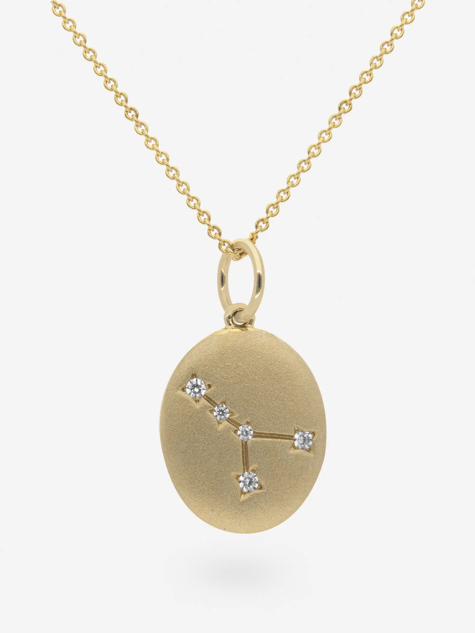Colgante de plata esterlina con topacio blanco dibujando el signo zodiacal Cancer.
