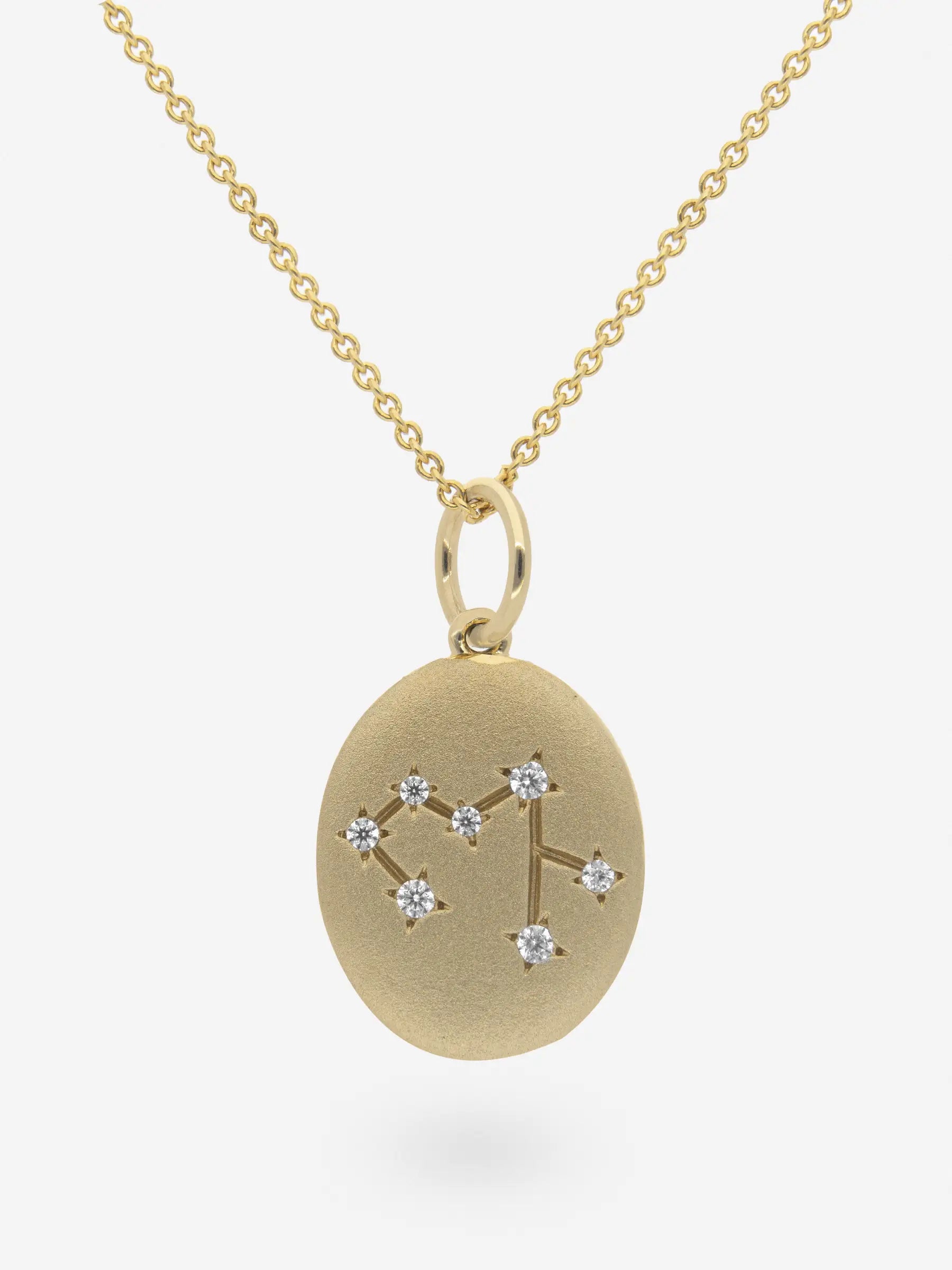 Colgante de plata esterlina con topacio blanco dibujando el signo zodiacal Sagitario.