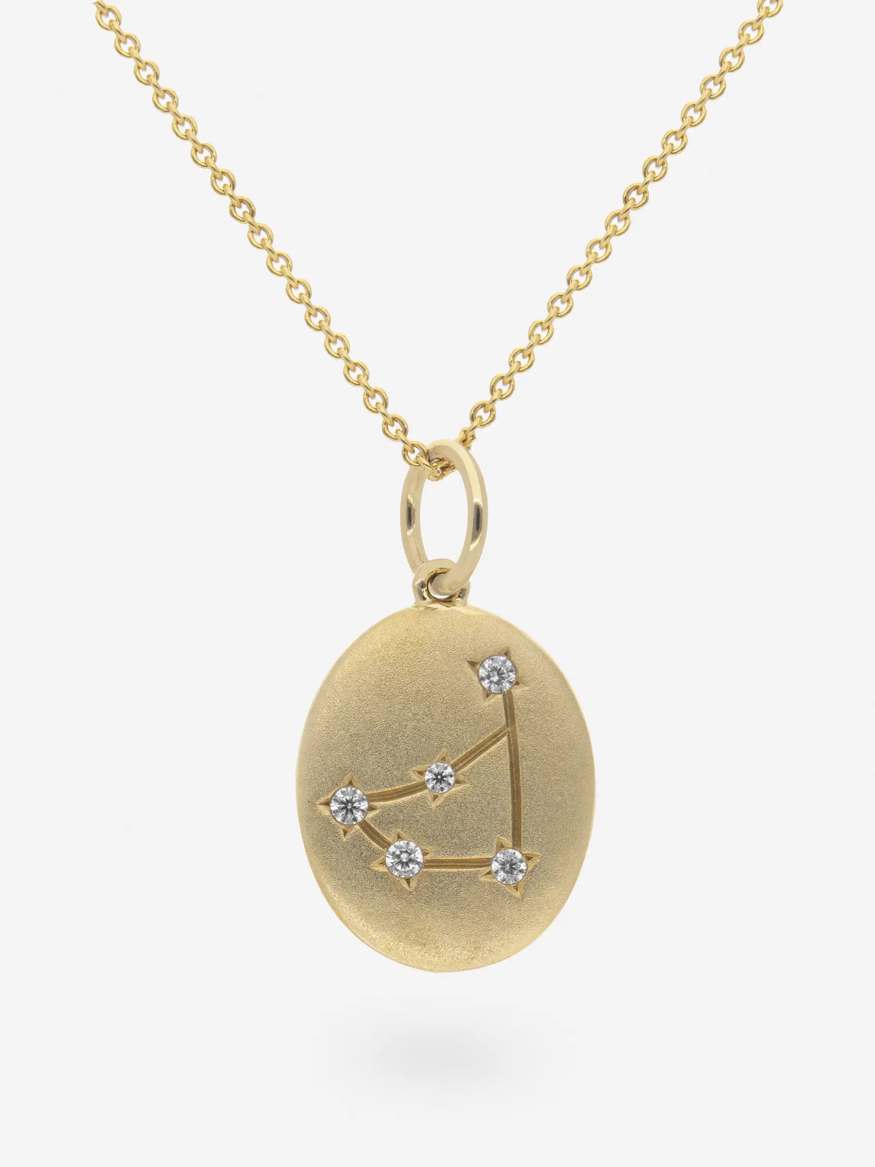 Colgante de plata esterlina con topacio blanco dibujando el signo zodiacal Capricornio.
