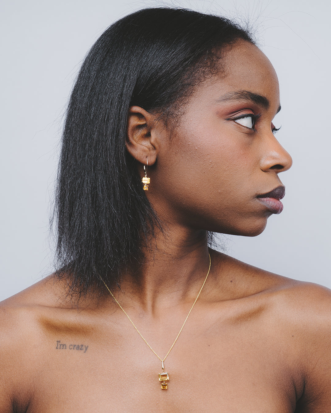 Modelo con el colgante de citrino puesto y los pendientes a juego.