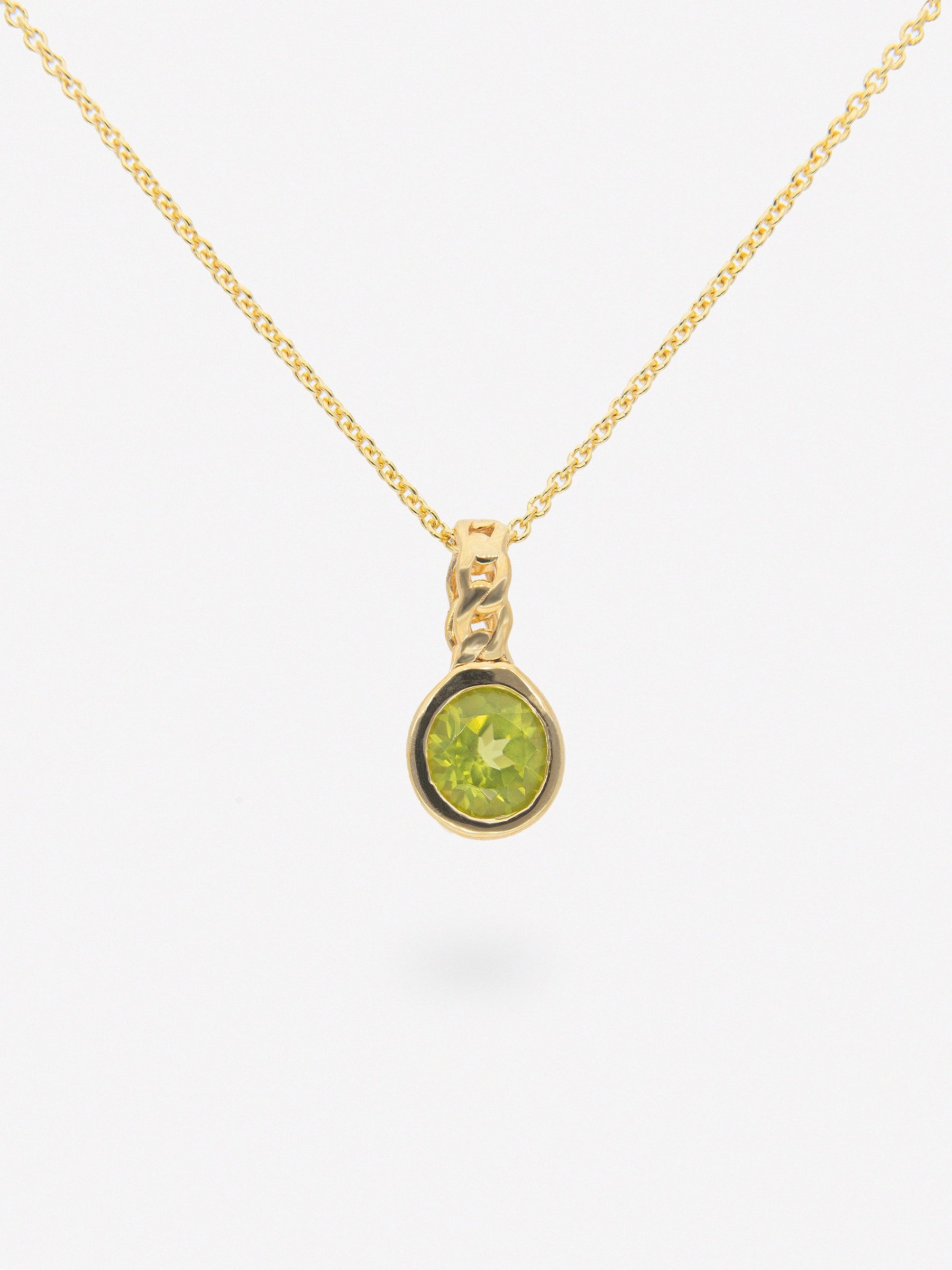 Colgante de peridoto circular y cadena en Plata chapada en oro