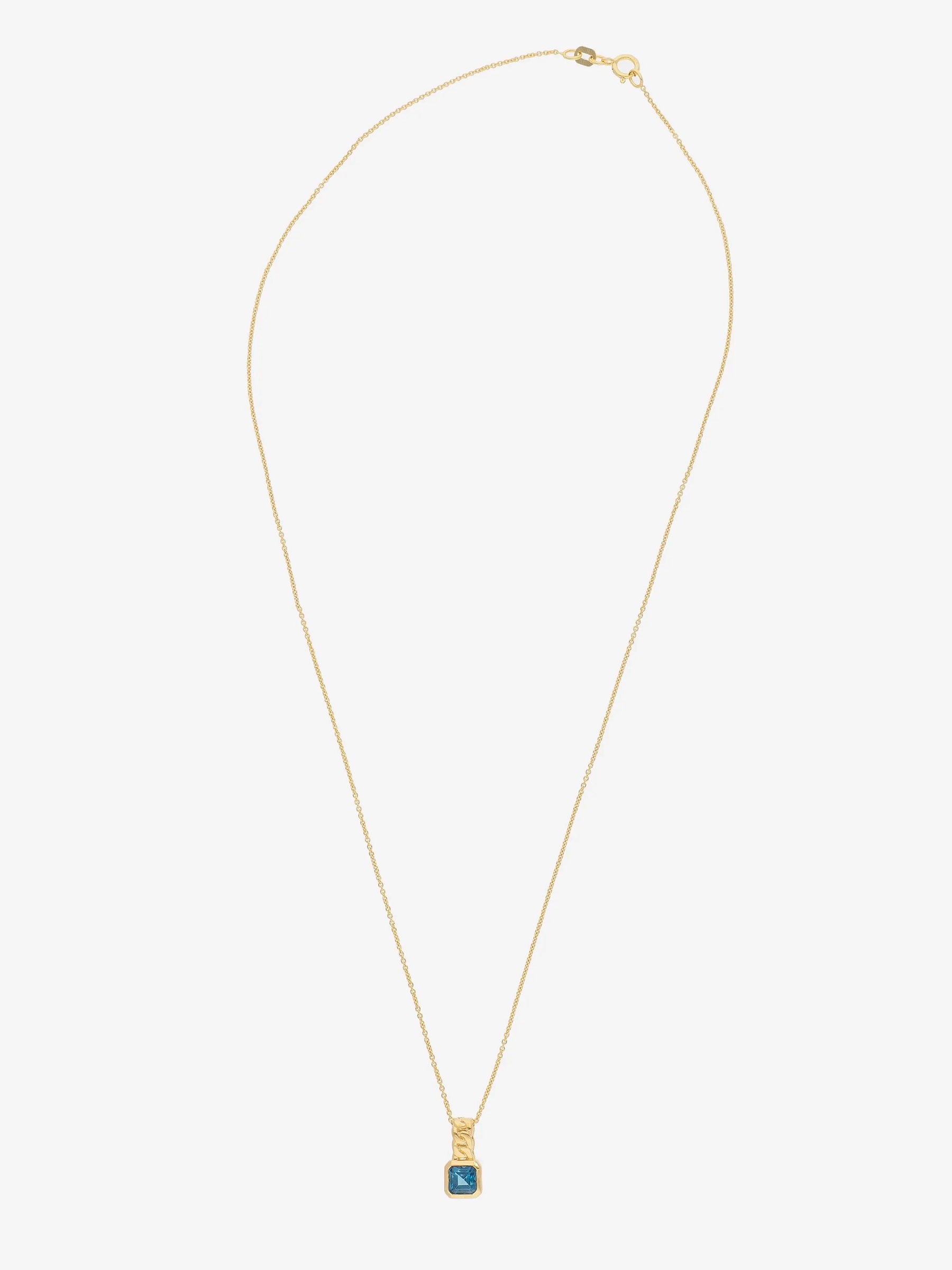 Cierre del colgante con topacio azul london en plata chapada en oro