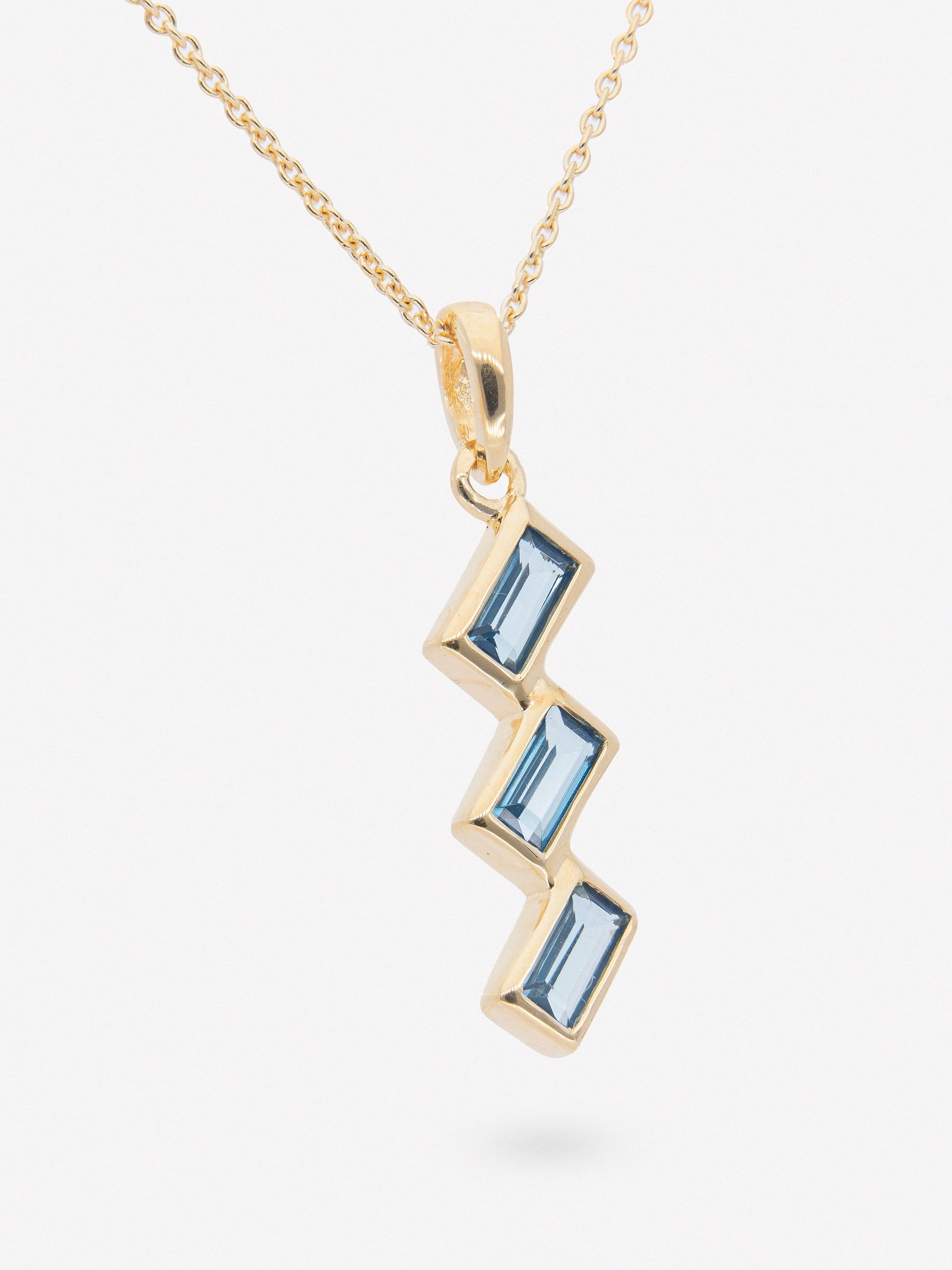 Colgante con barras inclinadas de Topacio Azul London en Plata chapada en oro