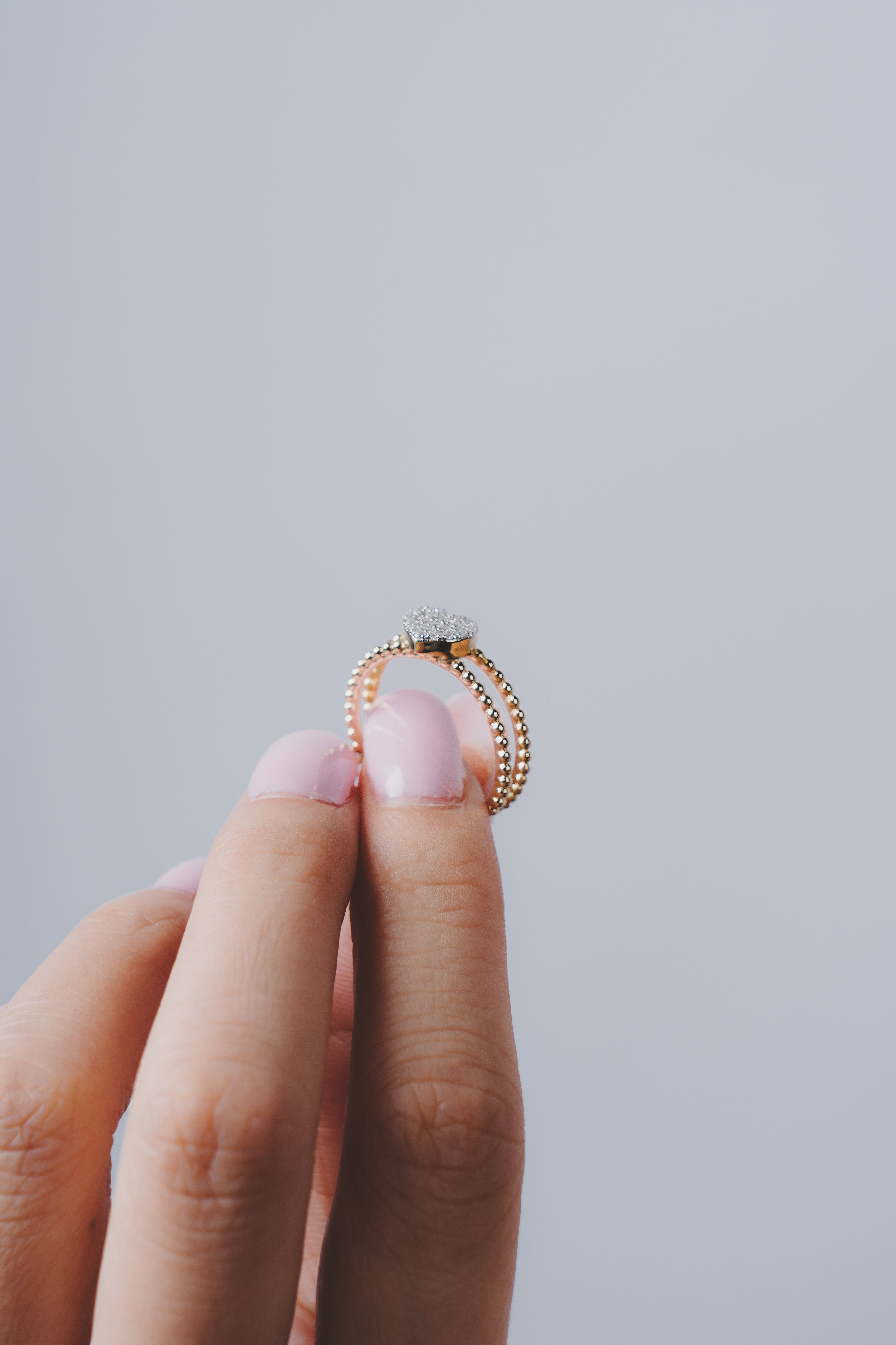 Mano cogiendo el anillo de corazón