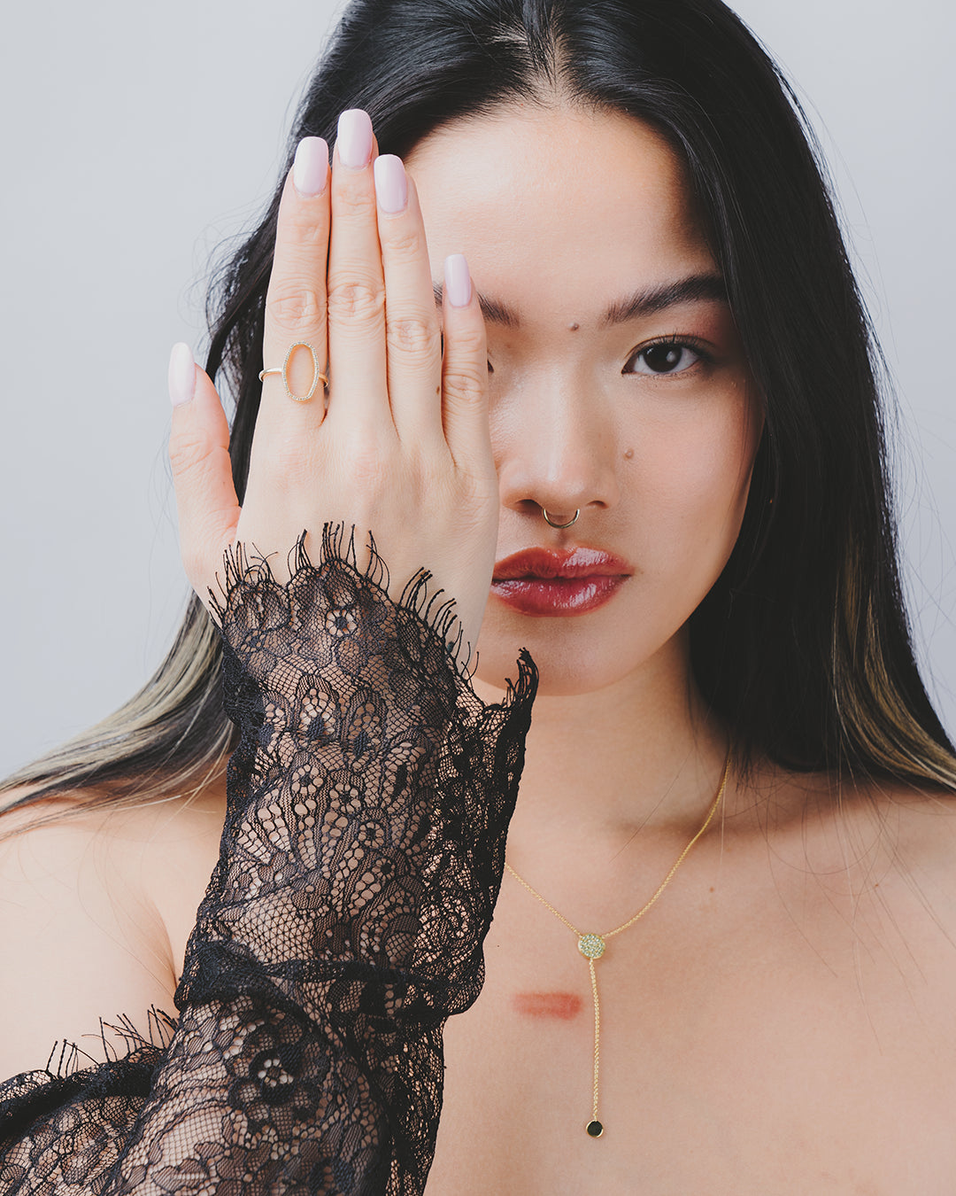 Modelo enseñando su mano presentando el anillo de diamantes