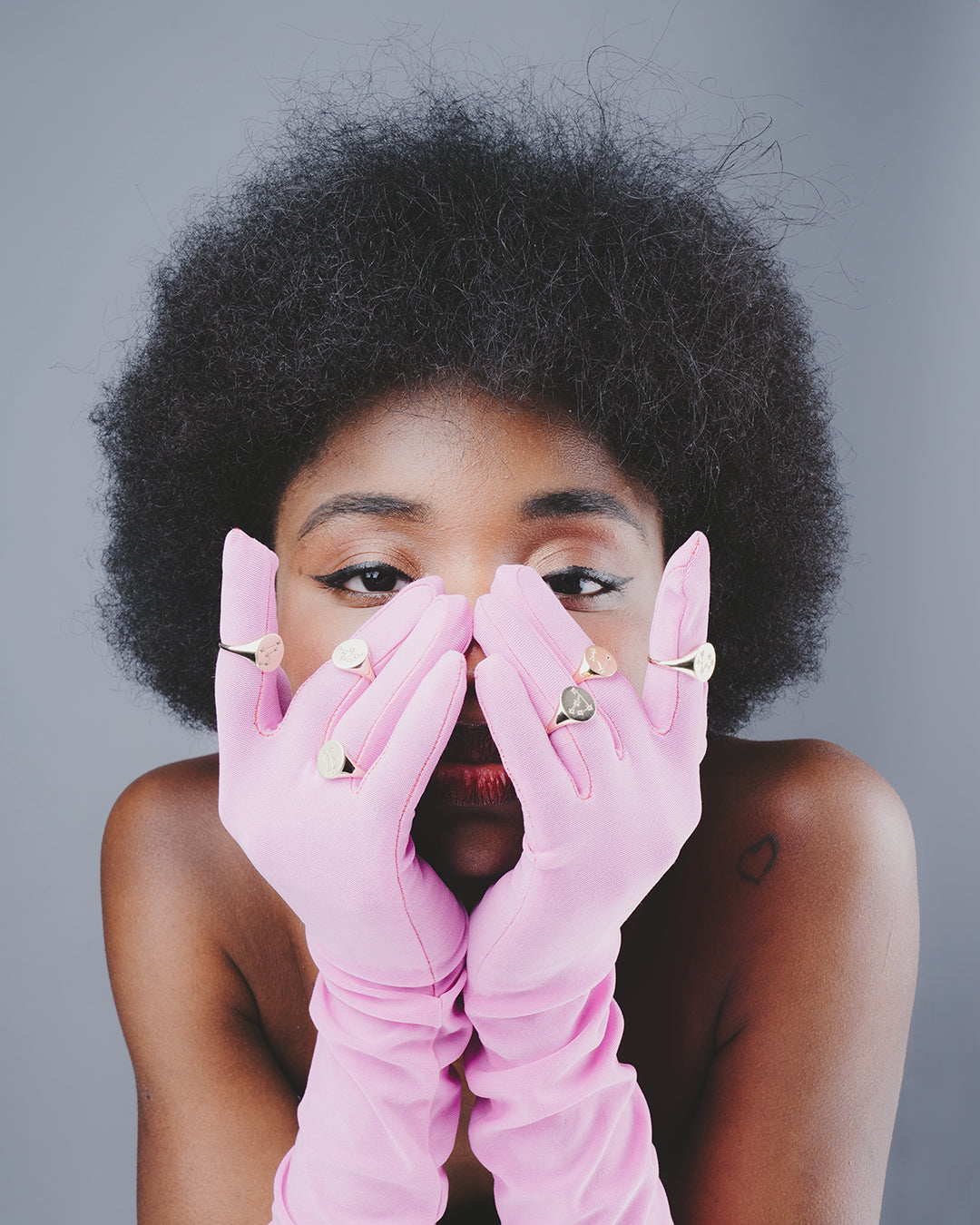 Modelo con guantes puestos donde aparecen varios anillos de la colección del Zodiaco.