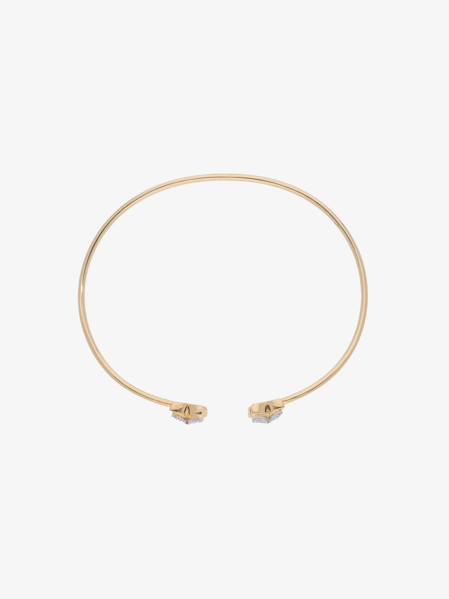 Brazalete abierto con extremos en forma de flores cubiertos de topacios blancos.