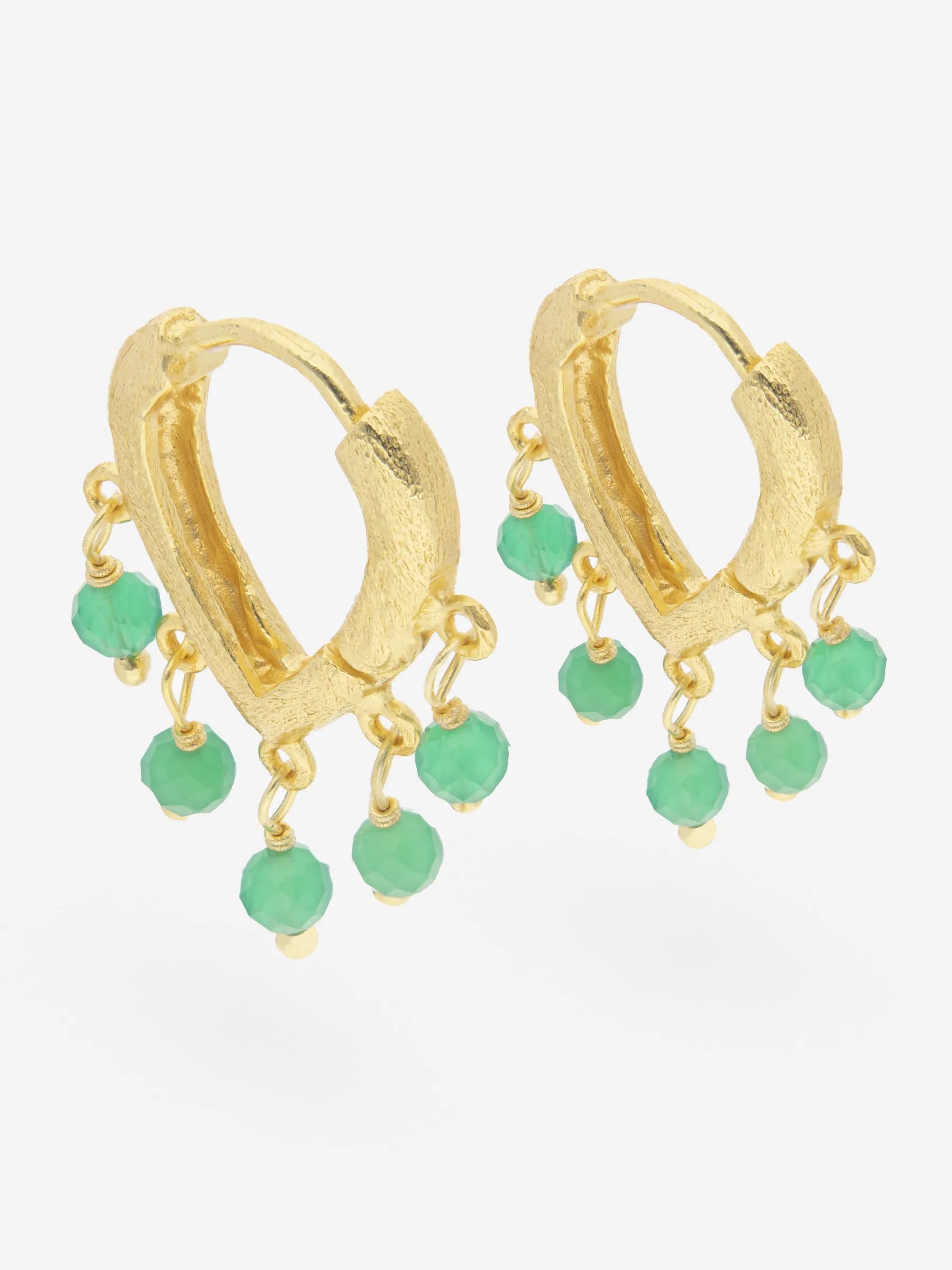 Triangular hoop earrings in gold-plated 925 silver with green onyx