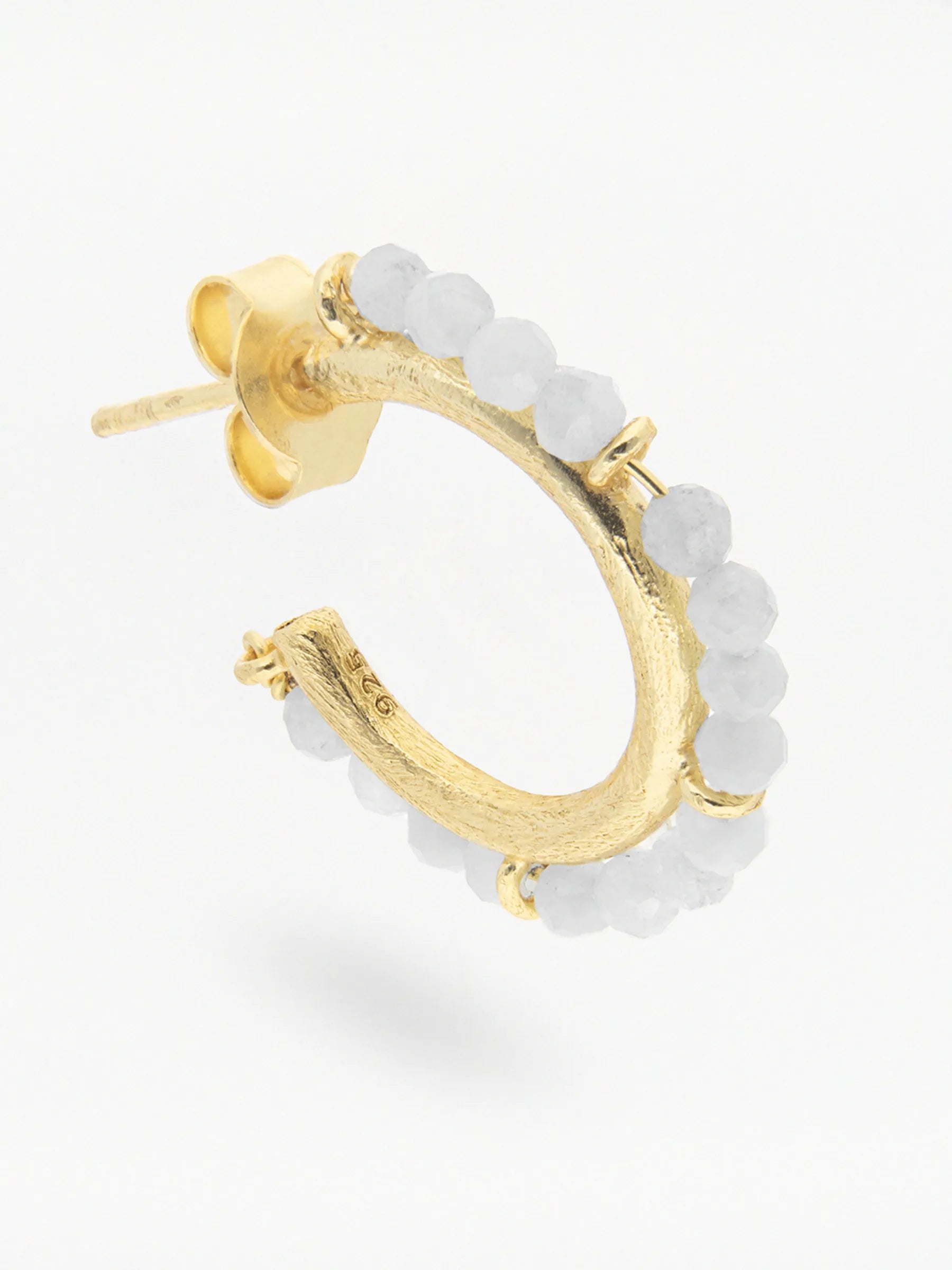 Pendientes de aro con relieve de plata 925 chapada en oro y cuentas de aguamarina