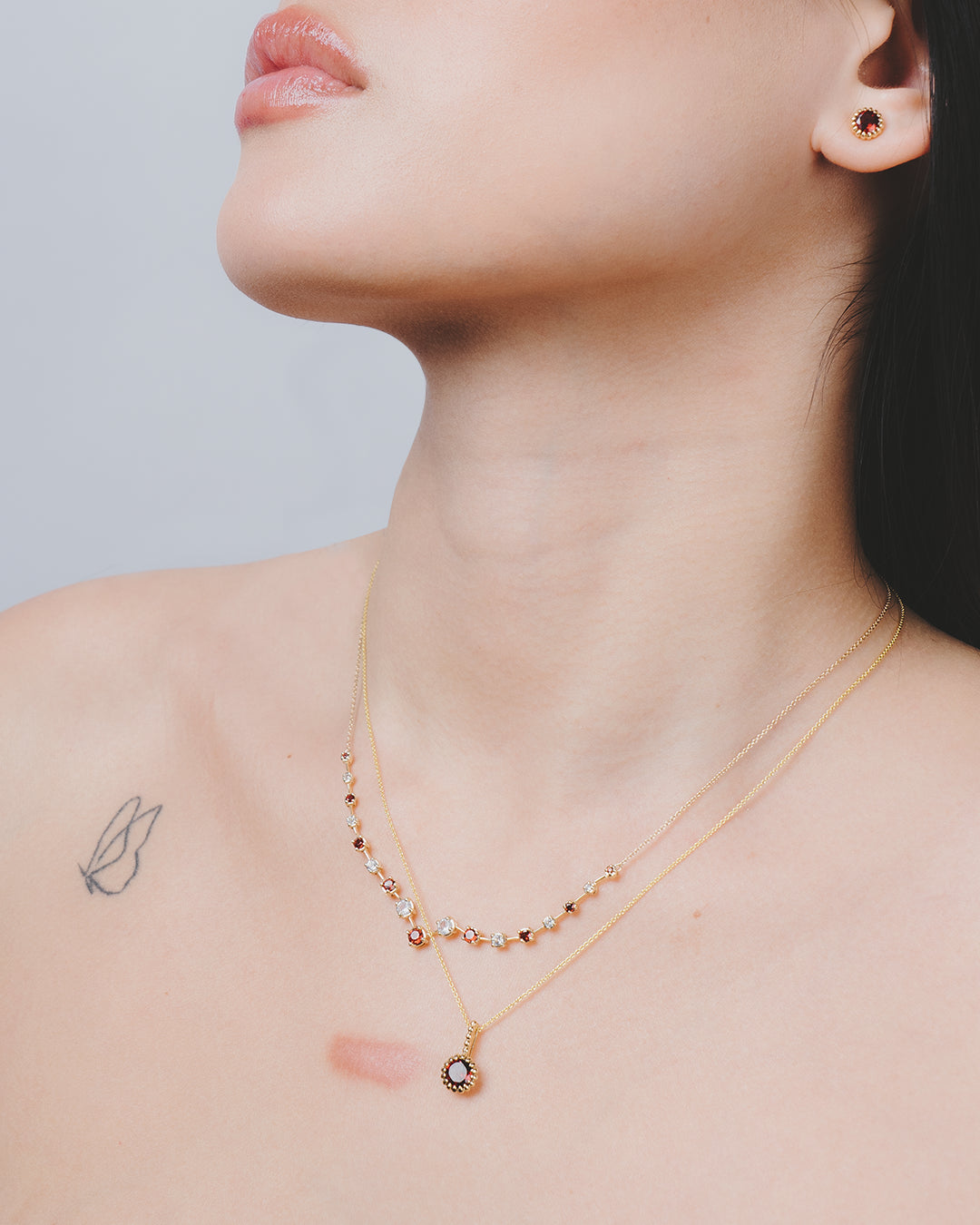 Modelo con dos collares de la colección de Piedra Granate